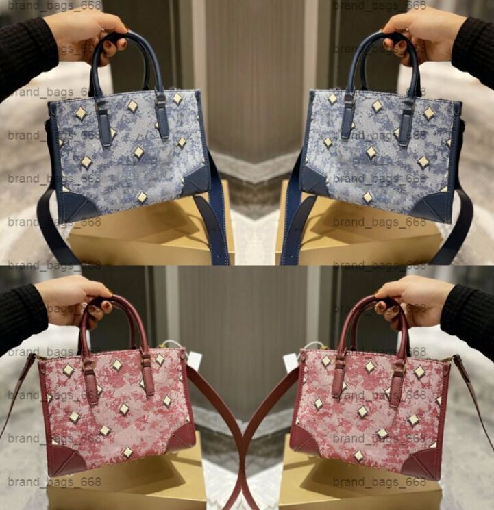 designer bag tote bag handbag women Crossbody bag Shoulder handbags large capacity banquet Wallet fashion leisure purse Shoulder bags
designer bag tote bag handbag women Crossbody bag Shoulder handbags large capacity banquet Wallet fashion leisure purse Shoulder bags