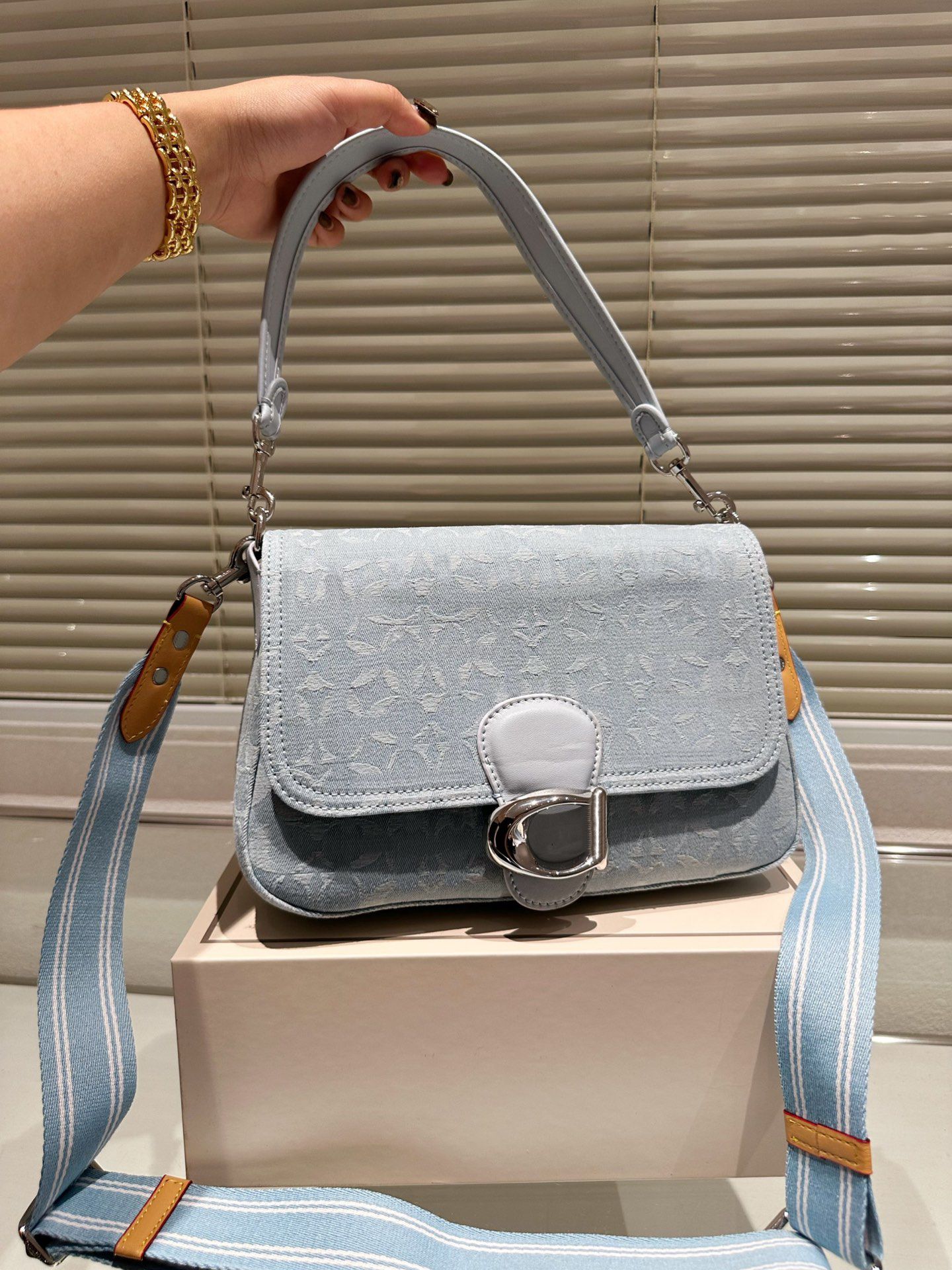 Designer bag Luxury Crossbody Soft Tabby Shoulder Bags For Women Female Fashion Sacoche Letters Bolso Lady Cross Body handbag two straps Denim Flap Clutch Bags 28CM, Sky blue
Designer bag Luxury Crossbody Soft Tabby Shoulder Bags For Women Female Fashion Sacoche Letters Bolso Lady Cross Body handbag two straps Denim Flap Clutch Bags 28CM, Sky blue