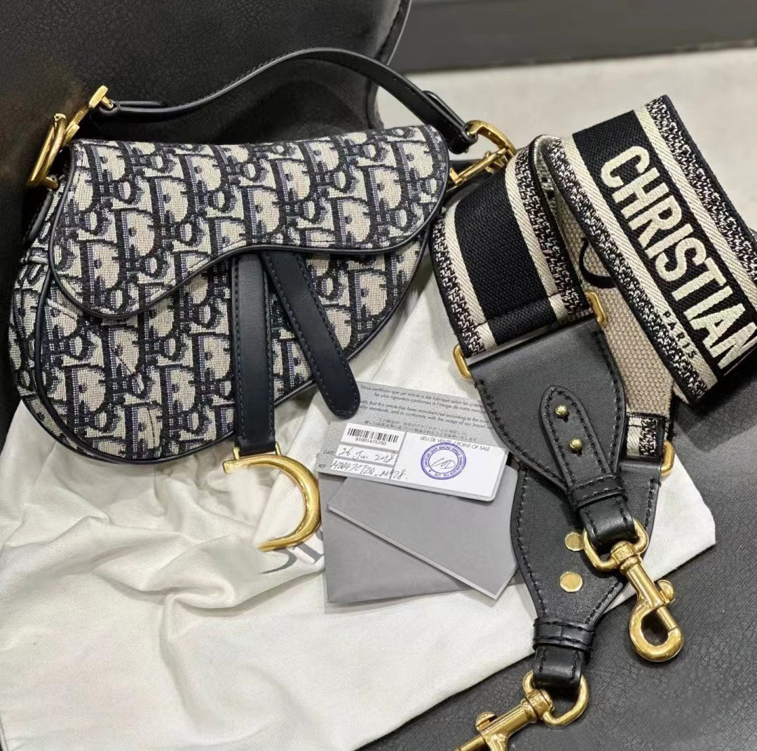 Designer Bags CD Saddles Bag Shoulder Crossbod Vintage Handbags Satchel Luxury Leather Black Gold Hardware Kit with Strap Hobo Bags Makeup Wallet 03, #35
Designer Bags CD Saddles Bag Shoulder Crossbod Vintage Handbags Satchel Luxury Leather Black Gold Hardware Kit with Strap Hobo Bags Makeup Wallet 03, #35