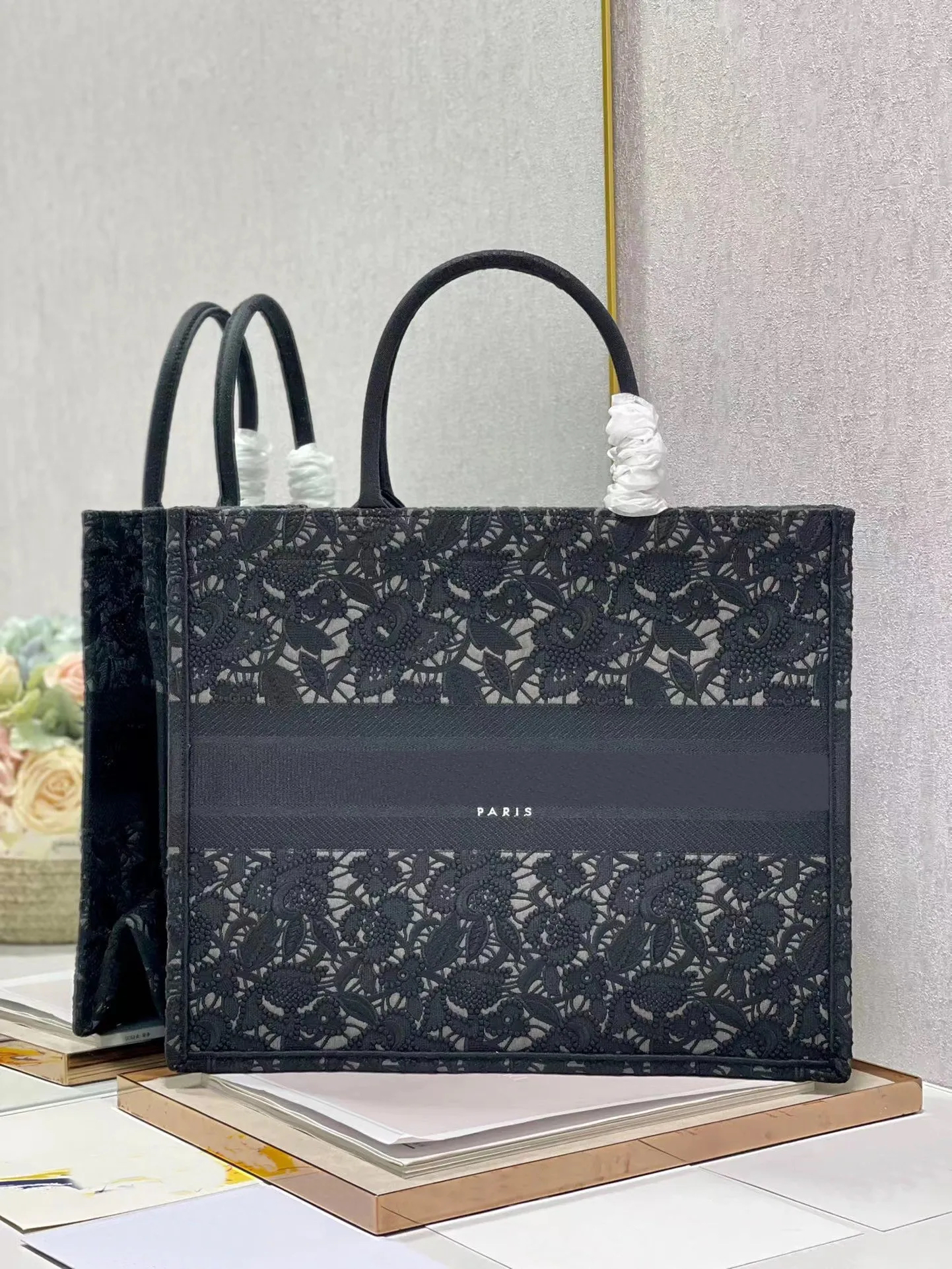 hot new ladies shopping bag high-end customized quality lace flower black business travel essential practical leisure fashion trend style.
hot new ladies shopping bag high-end customized quality lace flower black business travel essential practical leisure fashion trend style.