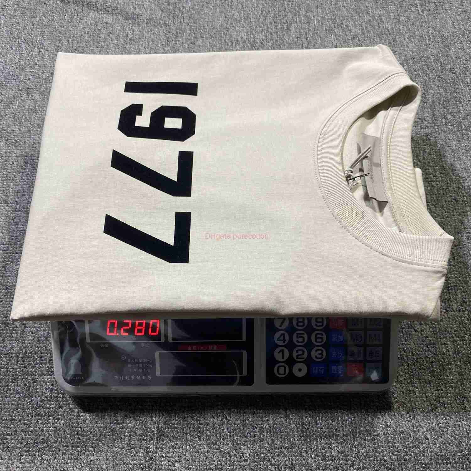 Designer Fashion Clothing ESS Tees Tshirts Fears Of God Cotton FOG Essen 1977 Flocking Printing Round Neck Pure Cotton Ins Couple High Street Loose Short Sleeve Luxur, 1977 wheat flocked short sleeves
Designer Fashion Clothing ESS Tees Tshirts Fears Of God Cotton FOG Essen 1977 Flocking Printing Round Neck Pure Cotton Ins Couple High Street Loose Short Sleeve Luxur, 1977 wheat flocked short sleeves