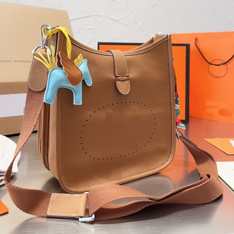 29cm Handbag Purse Crossbody Bags Cow Genuine Leather Hollow Out Classic Letter Shoulder Bag Back Pockets Adjustable Strap 5a Quality Horse Gift
29cm Handbag Purse Crossbody Bags Cow Genuine Leather Hollow Out Classic Letter Shoulder Bag Back Pockets Adjustable Strap 5a Quality Horse Gift