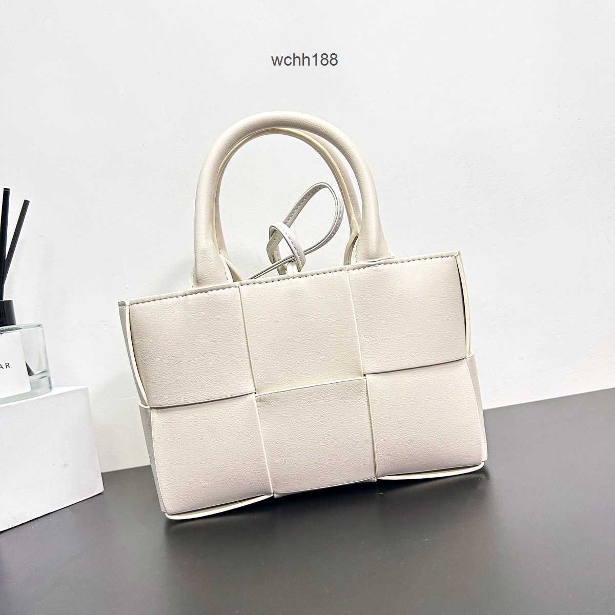 Woven 2023 Designer Women's Bag Bottegas Portable Evening Bags Leather Girl Arco Shoulder Tote Small Capacity Totes Texture Single Room Messenger Ziui, Golden cowhide-
Woven 2023 Designer Women's Bag Bottegas Portable Evening Bags Leather Girl Arco Shoulder Tote Small Capacity Totes Texture Single Room Messenger Ziui, Golden cowhide-