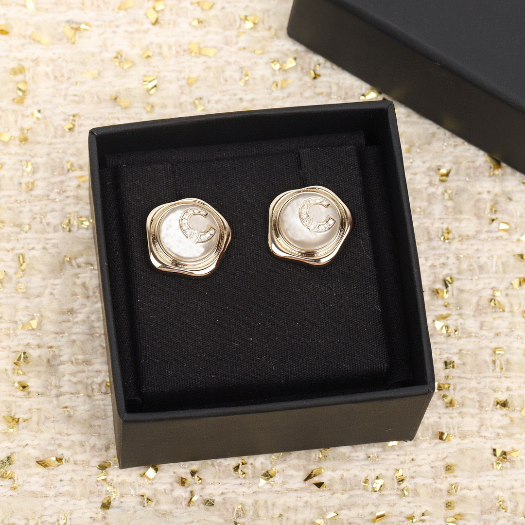 Luxury quality special shape charm stud earring with diamond and nature shell beads have box stamp PS7965A