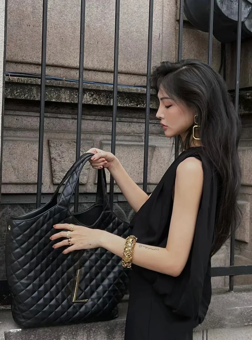 2023 ICARE fashion classic Shoulder bags Large Capacity handbag messenger bag ladies designer brand 5A Four Styles, Black
2023 ICARE fashion classic Shoulder bags Large Capacity handbag messenger bag ladies designer brand 5A Four Styles, Black