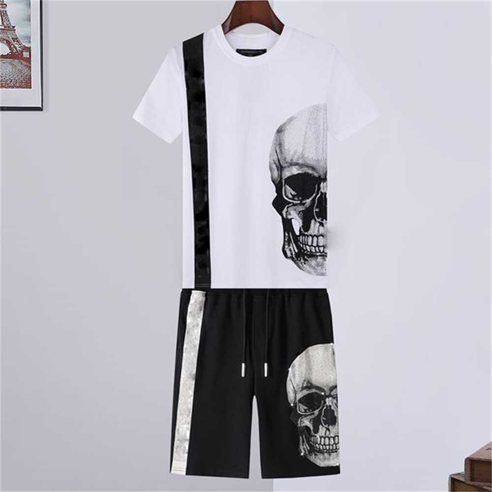 crystal Skull designer T Shirts pants Piece Sets Mens Summer Tracksuits Casual Punk Solid Tshirt print letter dollar tops Tee Skateboard clothing Bear sh NHD7
crystal Skull designer T Shirts pants Piece Sets Mens Summer Tracksuits Casual Punk Solid Tshirt print letter dollar tops Tee Skateboard clothing Bear sh NHD7