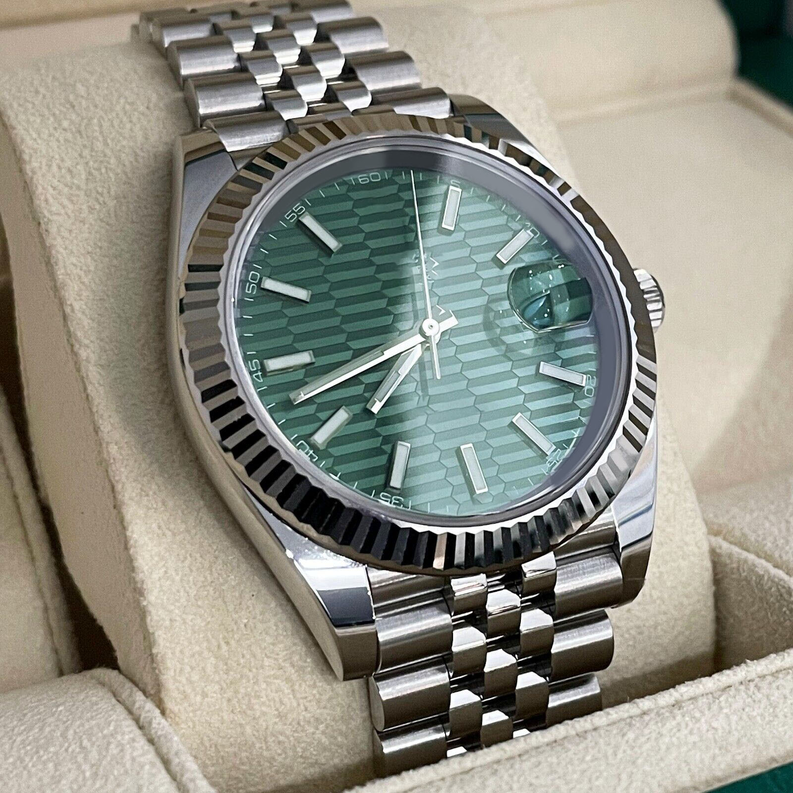 New watch strap Luxury Wristwatch 41mm GREEN MOTIF DIAL STAINLESS JUBILEE FLUTED BEZEL 126334 Movement 904l Automatic Mens Bracelet waterproof Men's Watches, Everose gold
New watch strap Luxury Wristwatch 41mm GREEN MOTIF DIAL STAINLESS JUBILEE FLUTED BEZEL 126334 Movement 904l Automatic Mens Bracelet waterproof Men's Watches, Everose gold