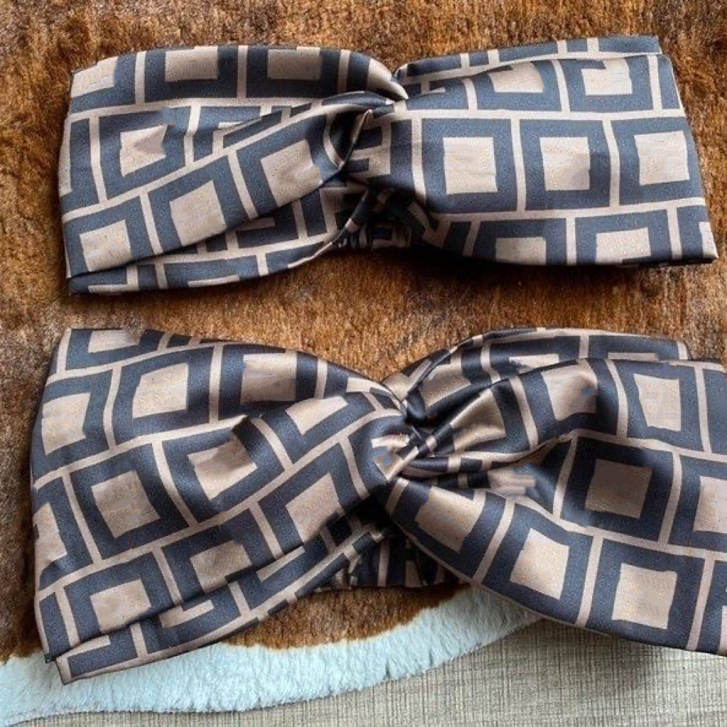 2023 Silk Elastic Turban Heabands hair bands Bandanas for Women High Quality Designer Full letter Printed headband Headwraps Bandana Gift Dropship
2023 Silk Elastic Turban Heabands hair bands Bandanas for Women High Quality Designer Full letter Printed headband Headwraps Bandana Gift Dropship