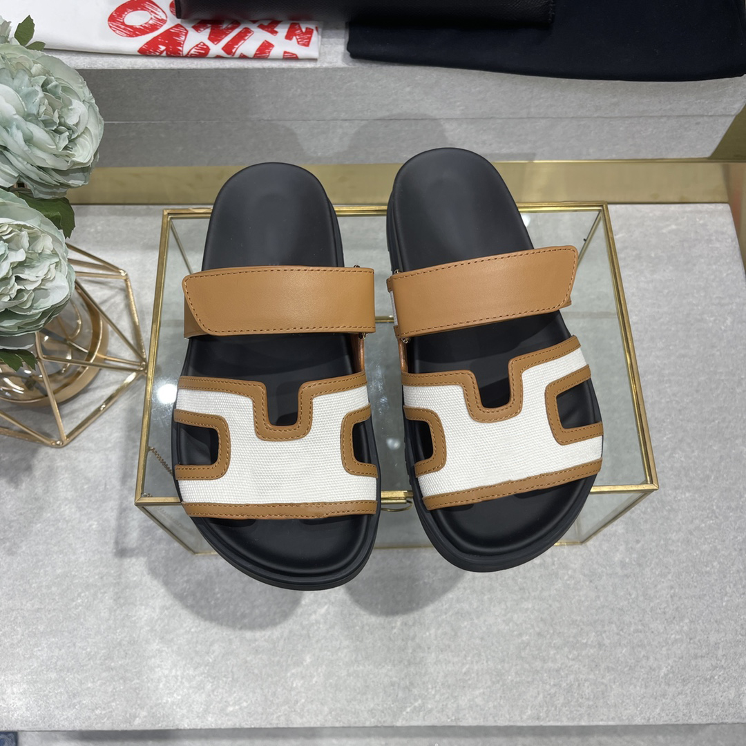 Luxury Designer Chypre Slippers Beach Classic Flat Sandals Summer Rubber Sandals High Quality Men and Women Slippers Outdoor Casual Sandals, #17
Luxury Designer Chypre Slippers Beach Classic Flat Sandals Summer Rubber Sandals High Quality Men and Women Slippers Outdoor Casual Sandals, #17