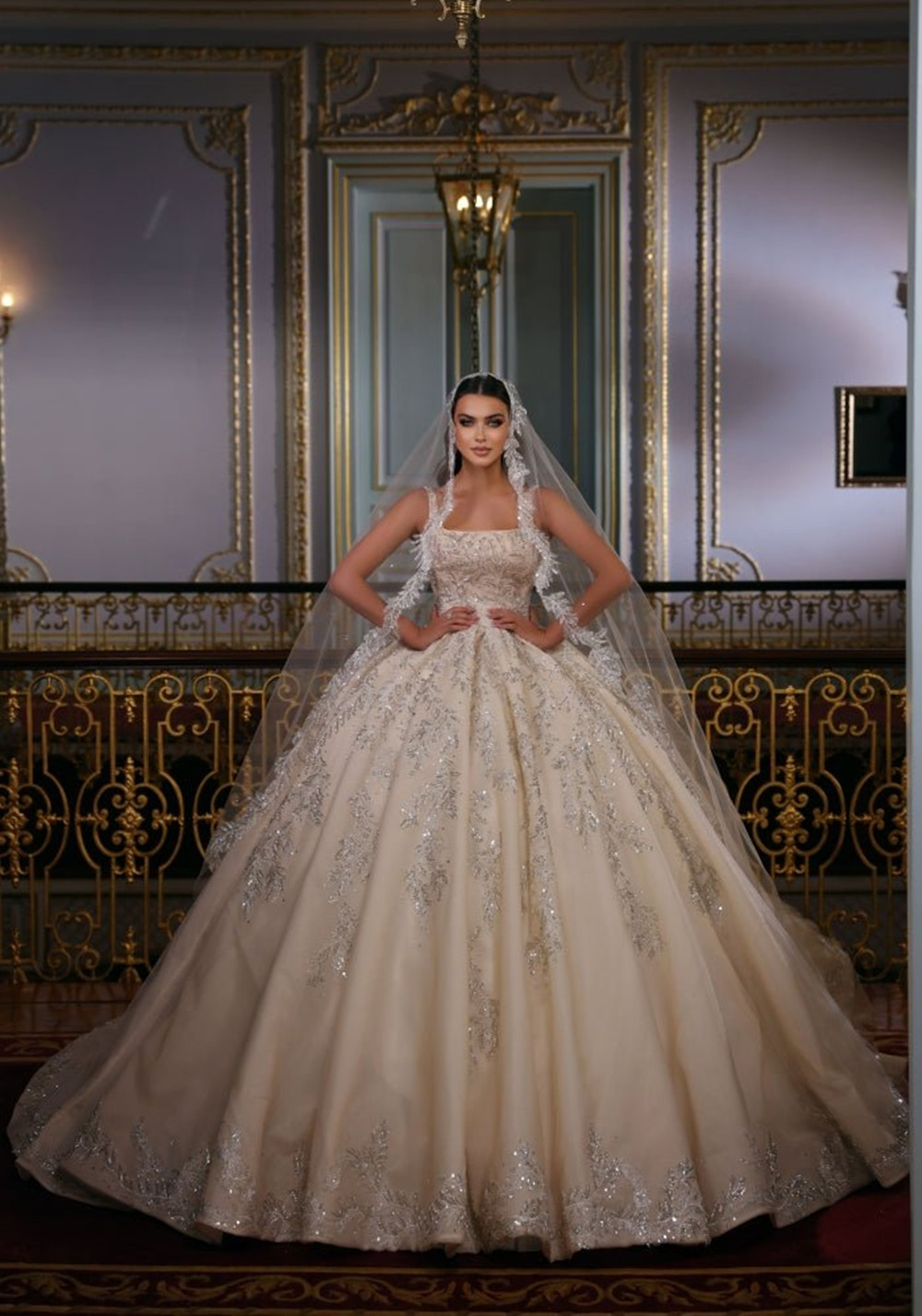 Elegant Square Neck Wedding Dresses Beaded Ball Gown Train Backless Lace Appliques Vestido De Noiva Custom Made Bridal Dress