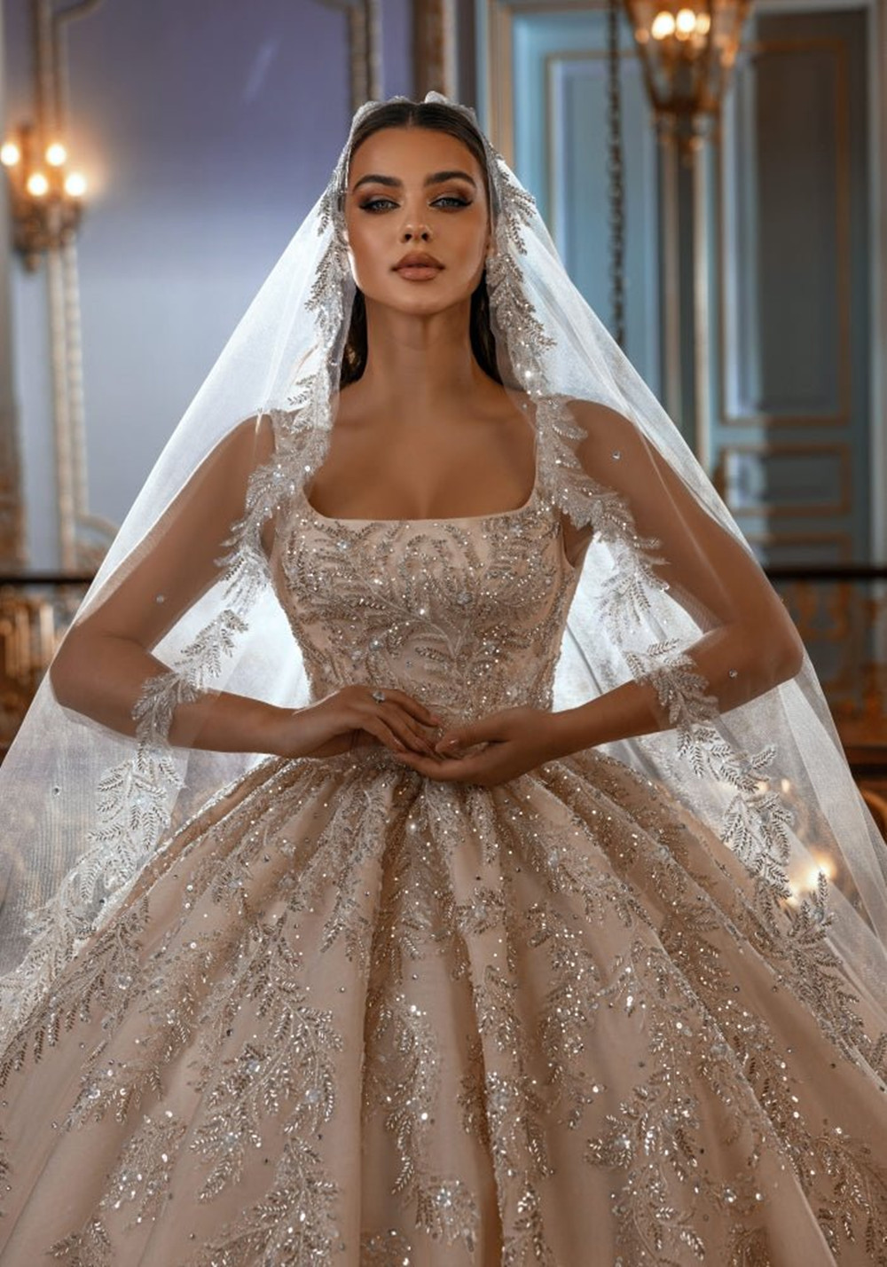 Elegant Square Neck Wedding Dresses Beaded Ball Gown Train Backless Lace Appliques Vestido De Noiva Custom Made Bridal Dress