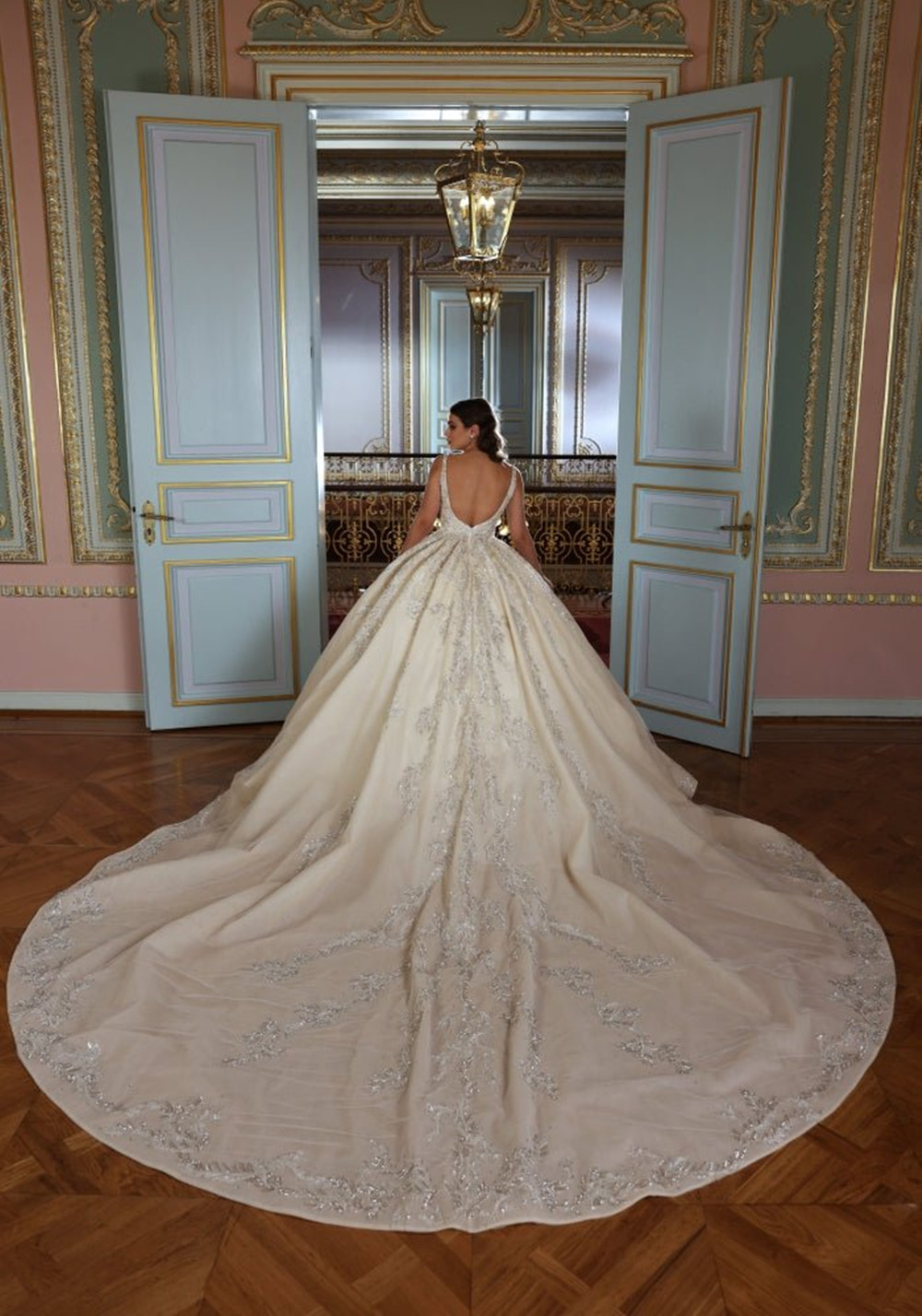 Elegant Square Neck Wedding Dresses Beaded Ball Gown Train Backless Lace Appliques Vestido De Noiva Custom Made Bridal Dress