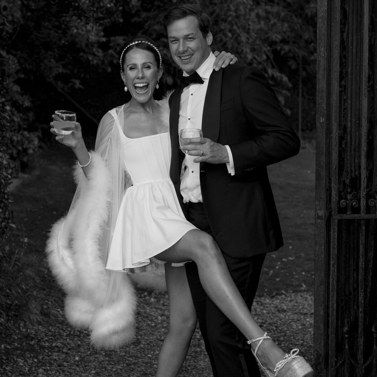 Simple A Line Mini Wedding Dresses with Fur Cape Square Neck Sleeveless Satin Bridal Gown Pleat Short Short Robe De Soiree