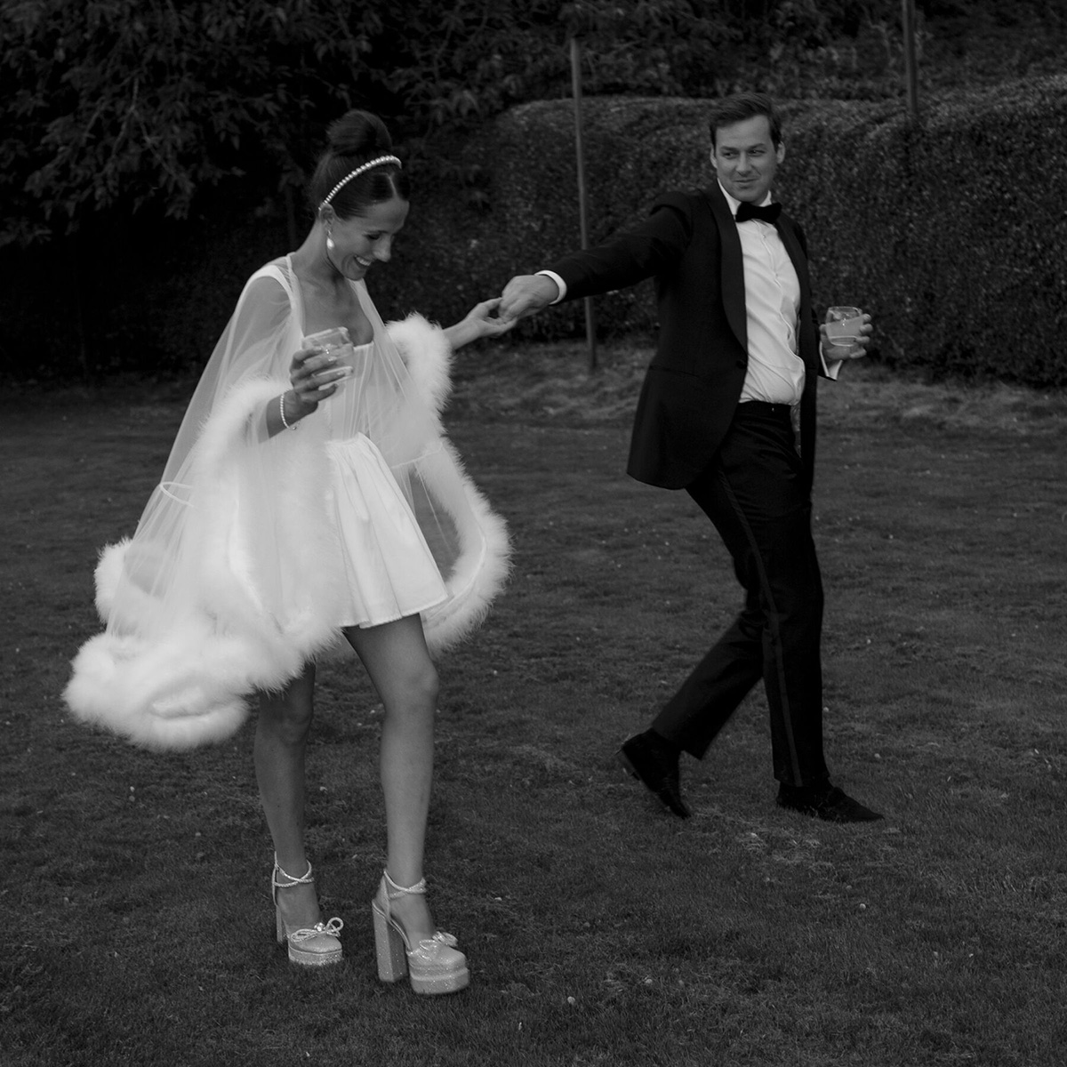 Simple A Line Mini Wedding Dresses with Fur Cape Square Neck Sleeveless Satin Bridal Gown Pleat Short Short Robe De Soiree