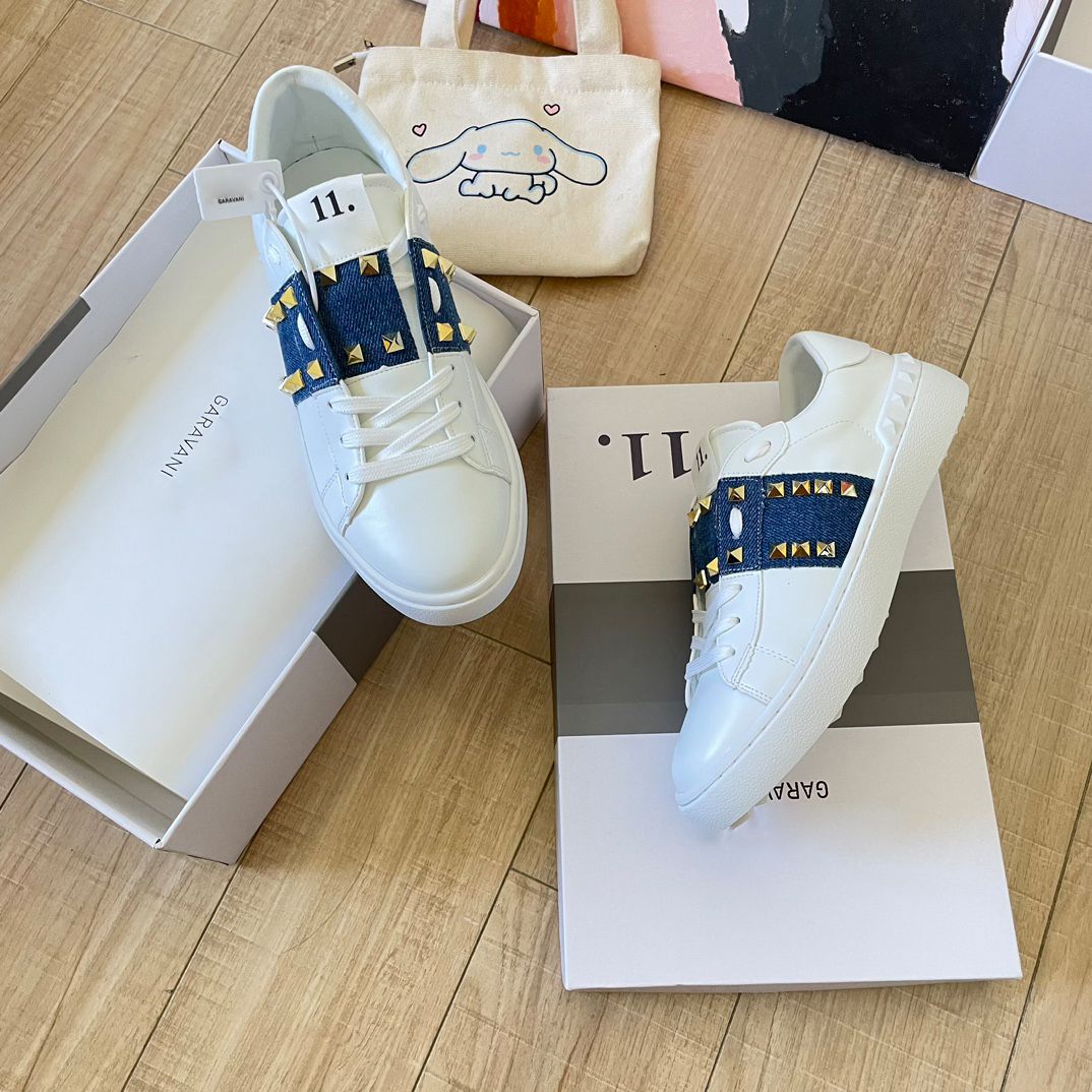 Classic versatile sneakers, low-top women's flat sneakers with studs, suitable for hiking and walking.