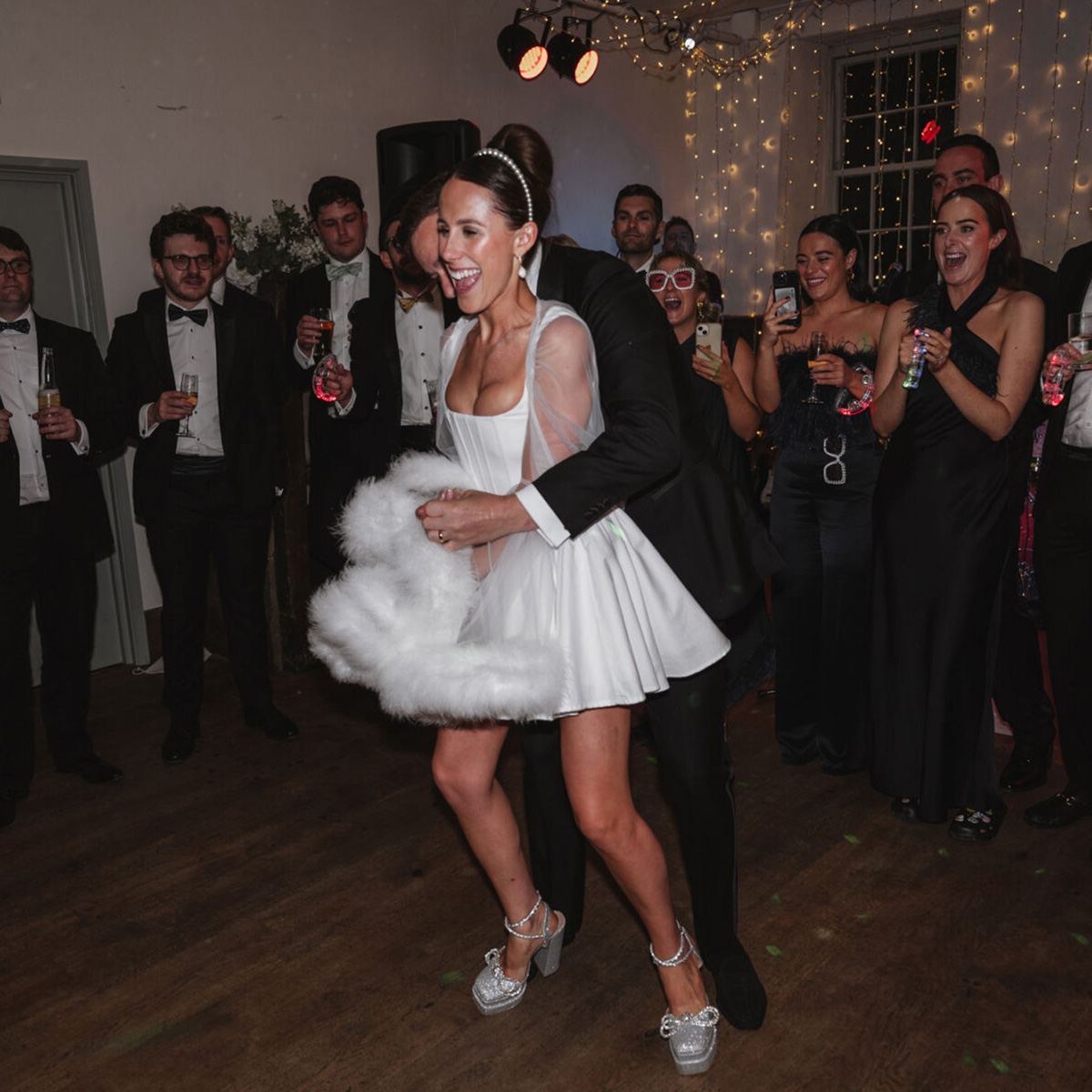 Simple A Line Mini Wedding Dresses with Fur Cape Square Neck Sleeveless Satin Bridal Gown Pleat Short Short Robe De Soiree