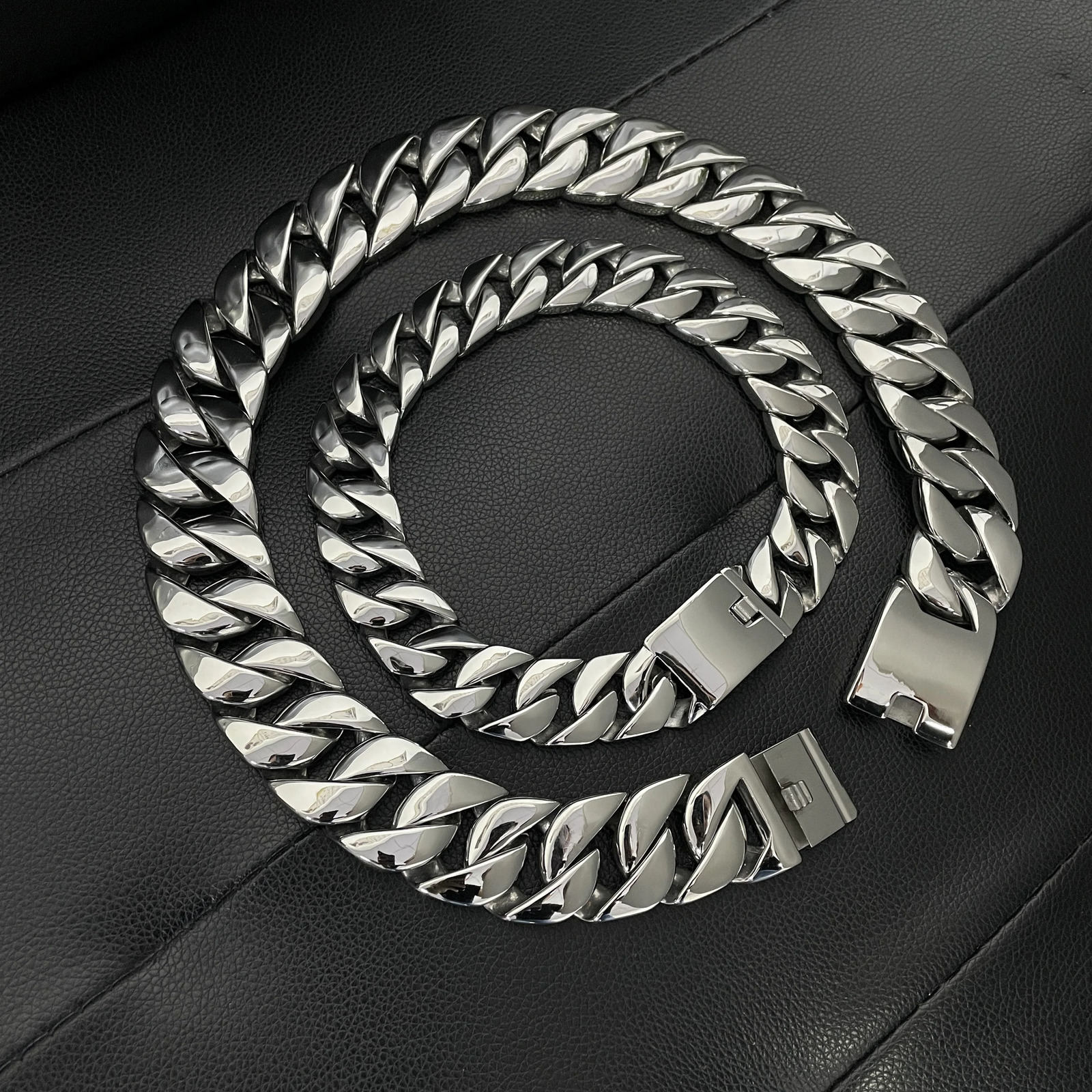 Pendant Necklaces SDA Factory Wholesale 26 32mm Width Big Thick Cuban Link Chain Bracelets For Women and Men Silver Gold Color Jewelry 231202