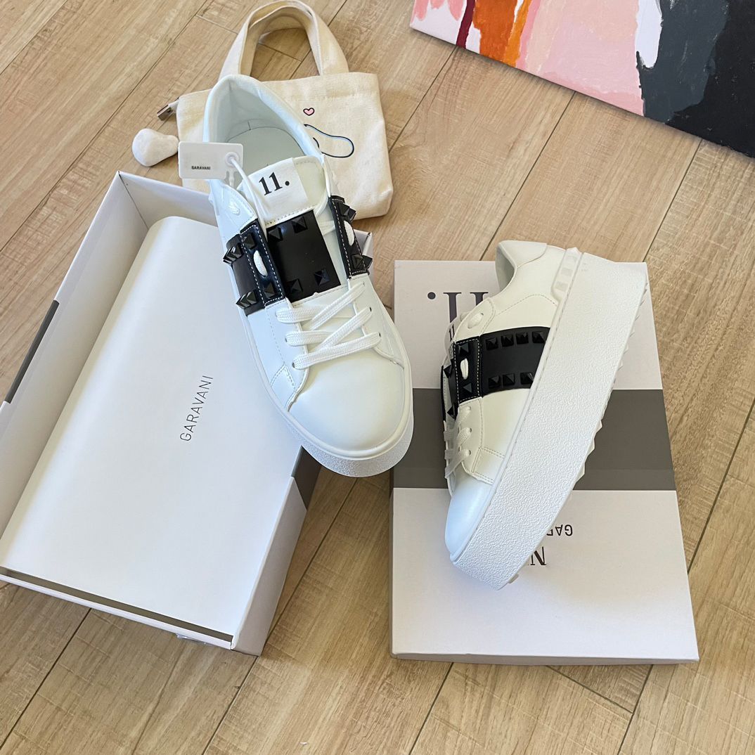 Classic versatile sneakers, low-top women's flat sneakers with studs, suitable for hiking and walking.