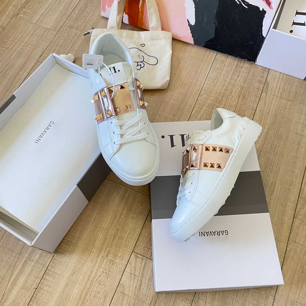 Classic versatile sneakers, low-top women's flat sneakers with studs, suitable for hiking and walking.