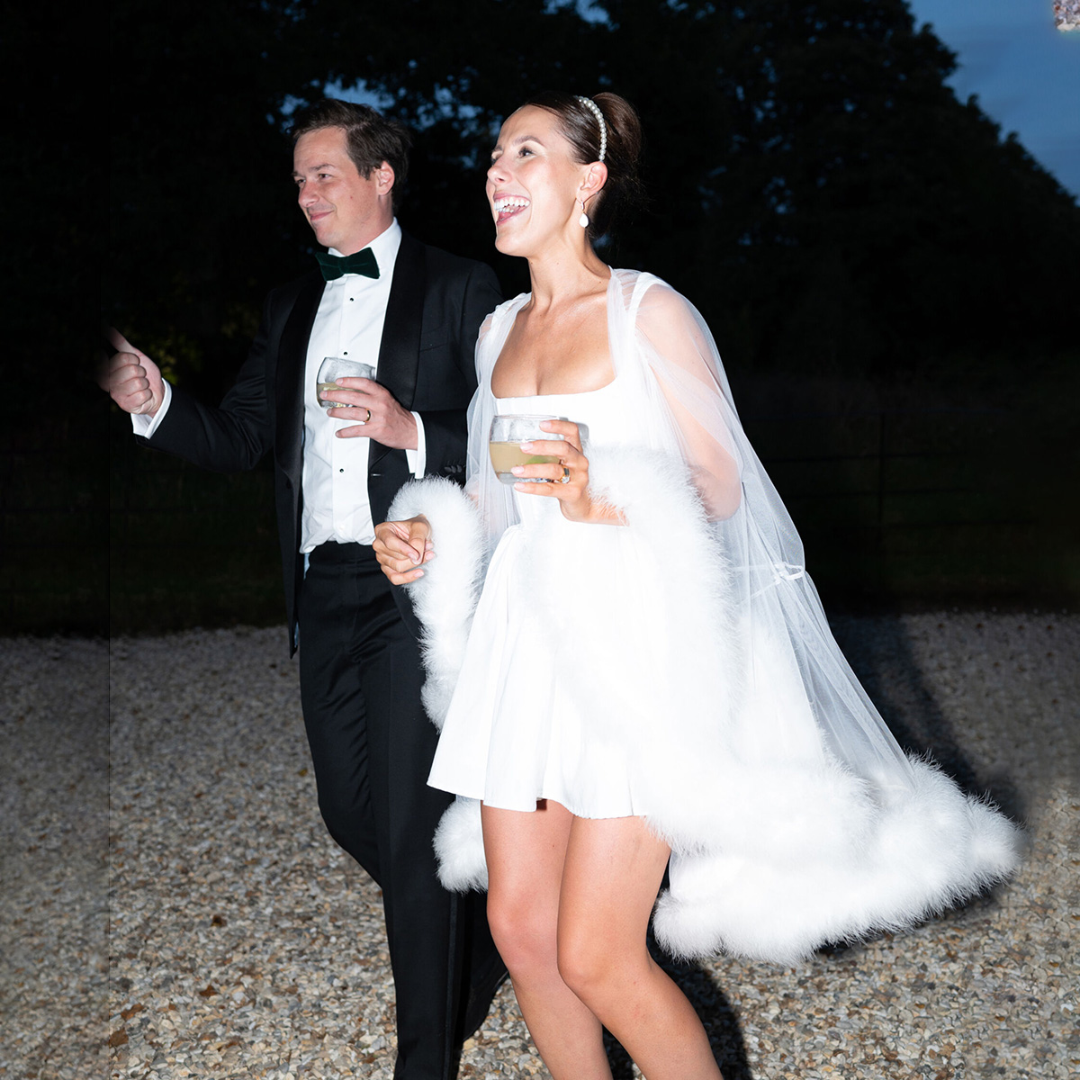 Simple A Line Mini Wedding Dresses with Fur Cape Square Neck Sleeveless Satin Bridal Gown Pleat Short Short Robe De Soiree