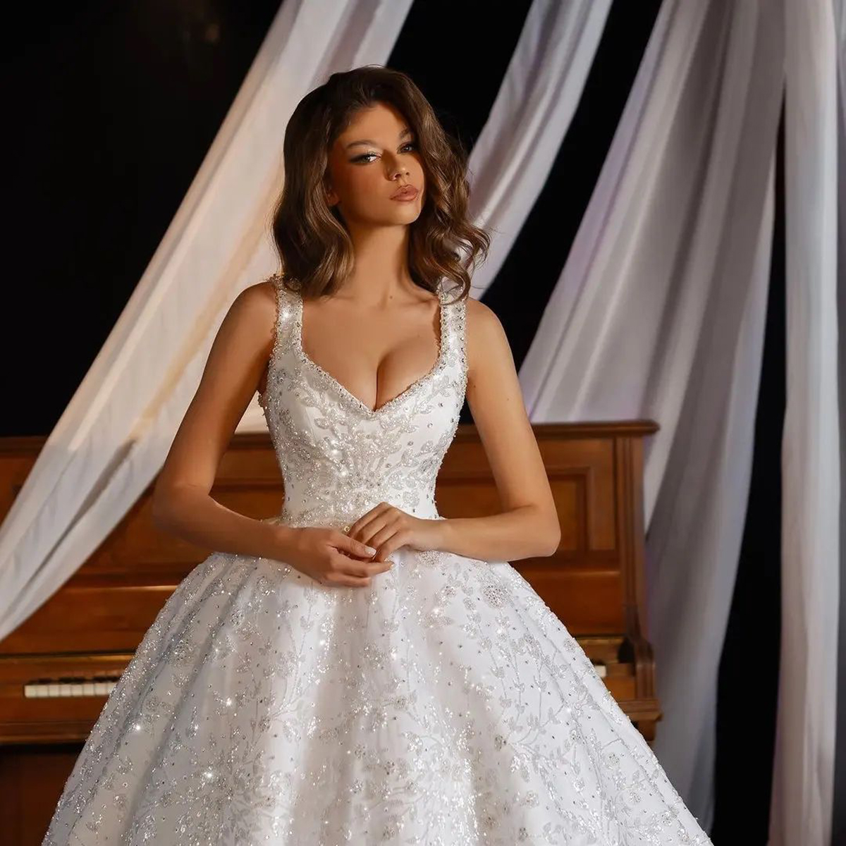 Sparkly Princess Wedding Dresses 2024 V Neck Spaghetti Straps Beads Wedding Gowns Luxury Appliques Brides Dresses Party Robes De Mariage