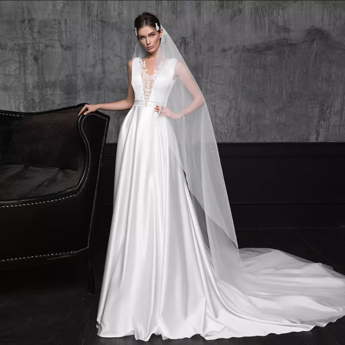 Arabic Sleeveless A Line Wedding Dresses Lace Appliques Formal Bridal Gowns Satin Sweep Train Brides Dress Custom Made YD