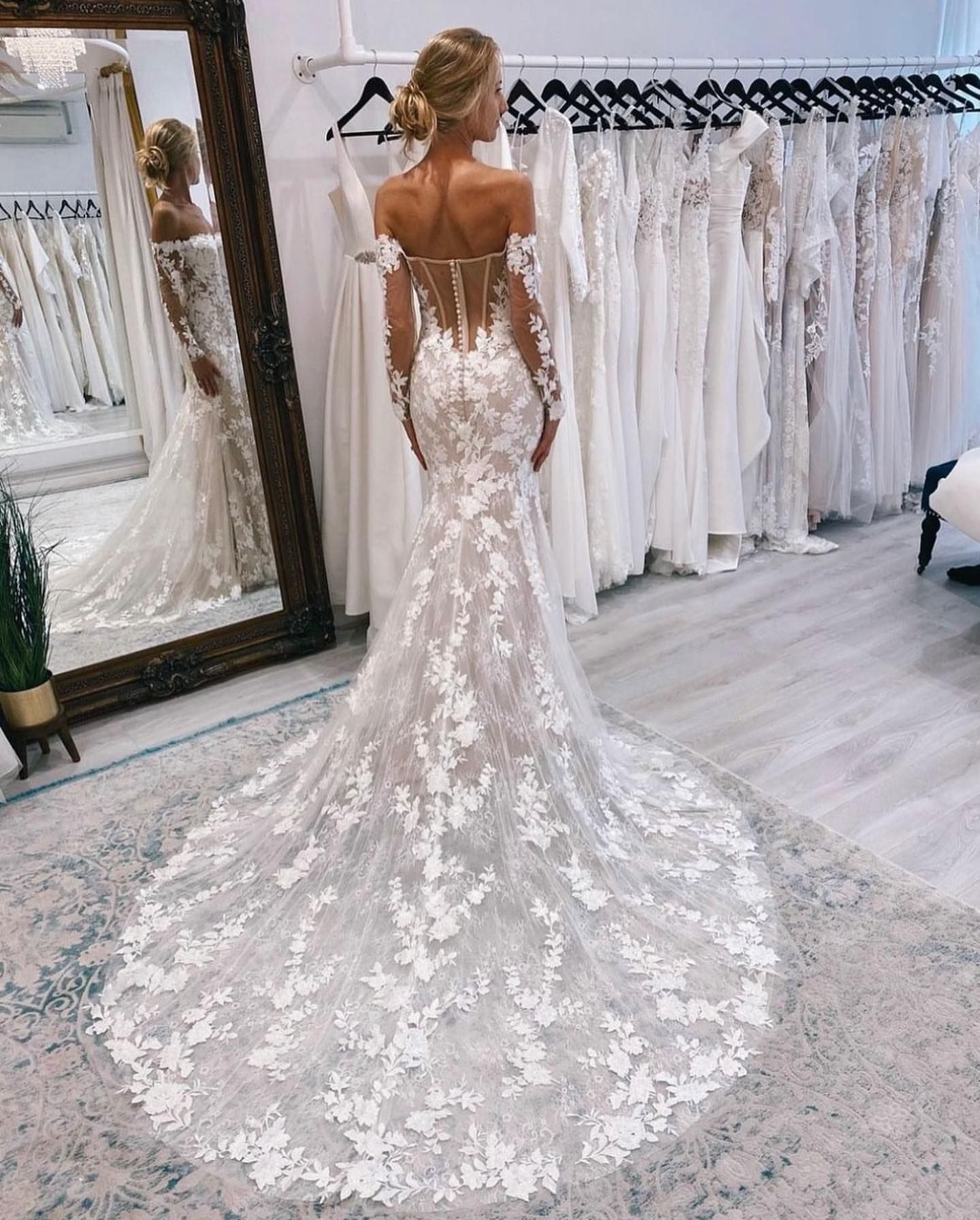 Fashion Mermaid Dresses Off Shoulder Lace Long Sleeves Dress Sweep Train Button Back Wedding Bridal Gowns