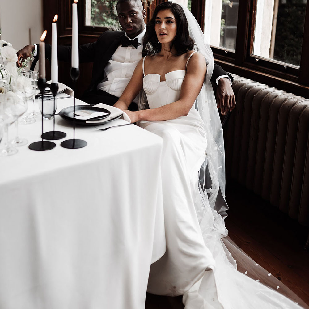 Mermaid Constructed Bustier Wedding Dresses Spaghetti Strap Satin Bridal Gown Low Cut Collar Sweep Train Bride Vestidos De Novia