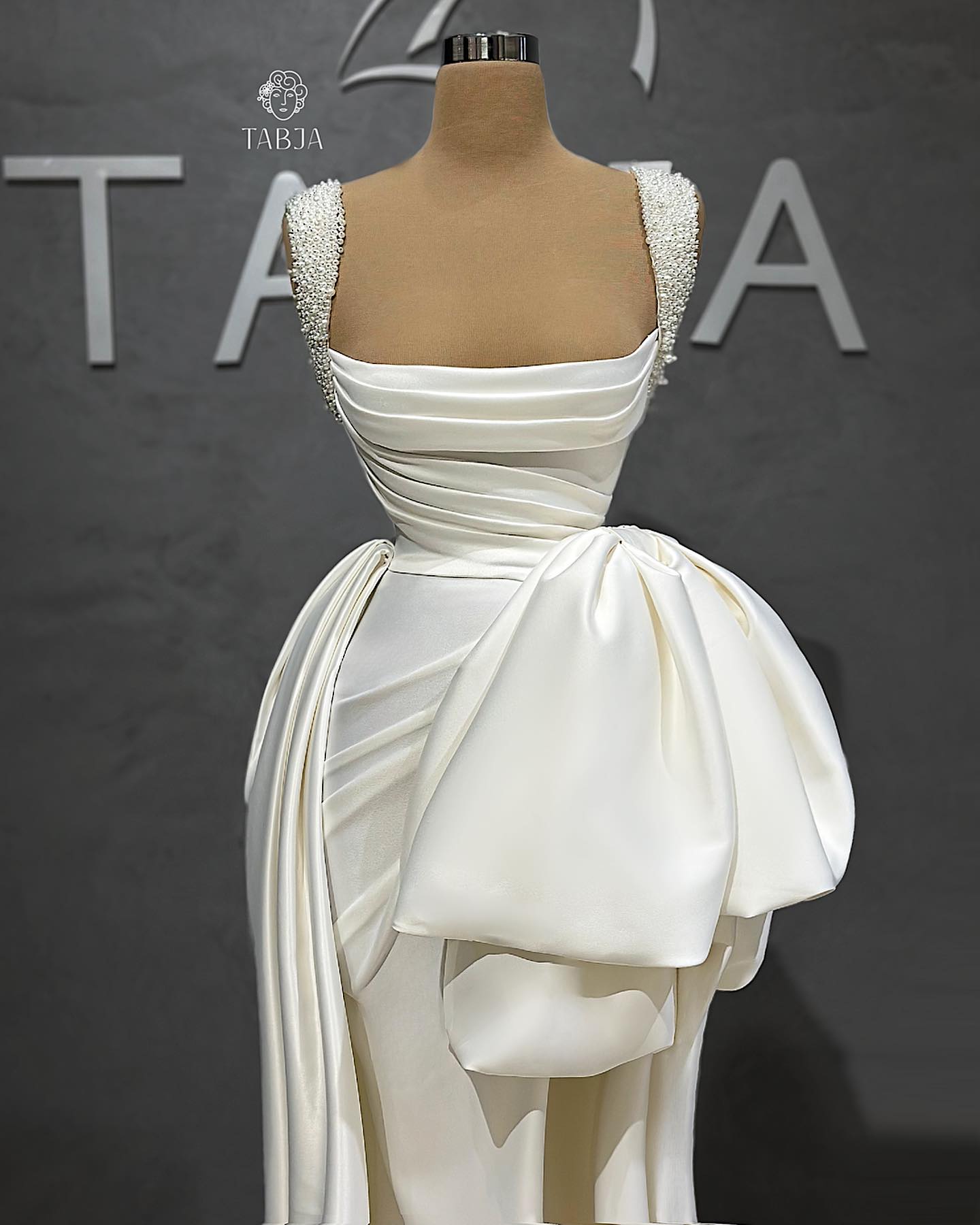 Stylish Pearls Mermaid Wedding Dresses Pleated Side Split Bridal Gowns Square Neckline Sweep Train Satin Vestido De Novia