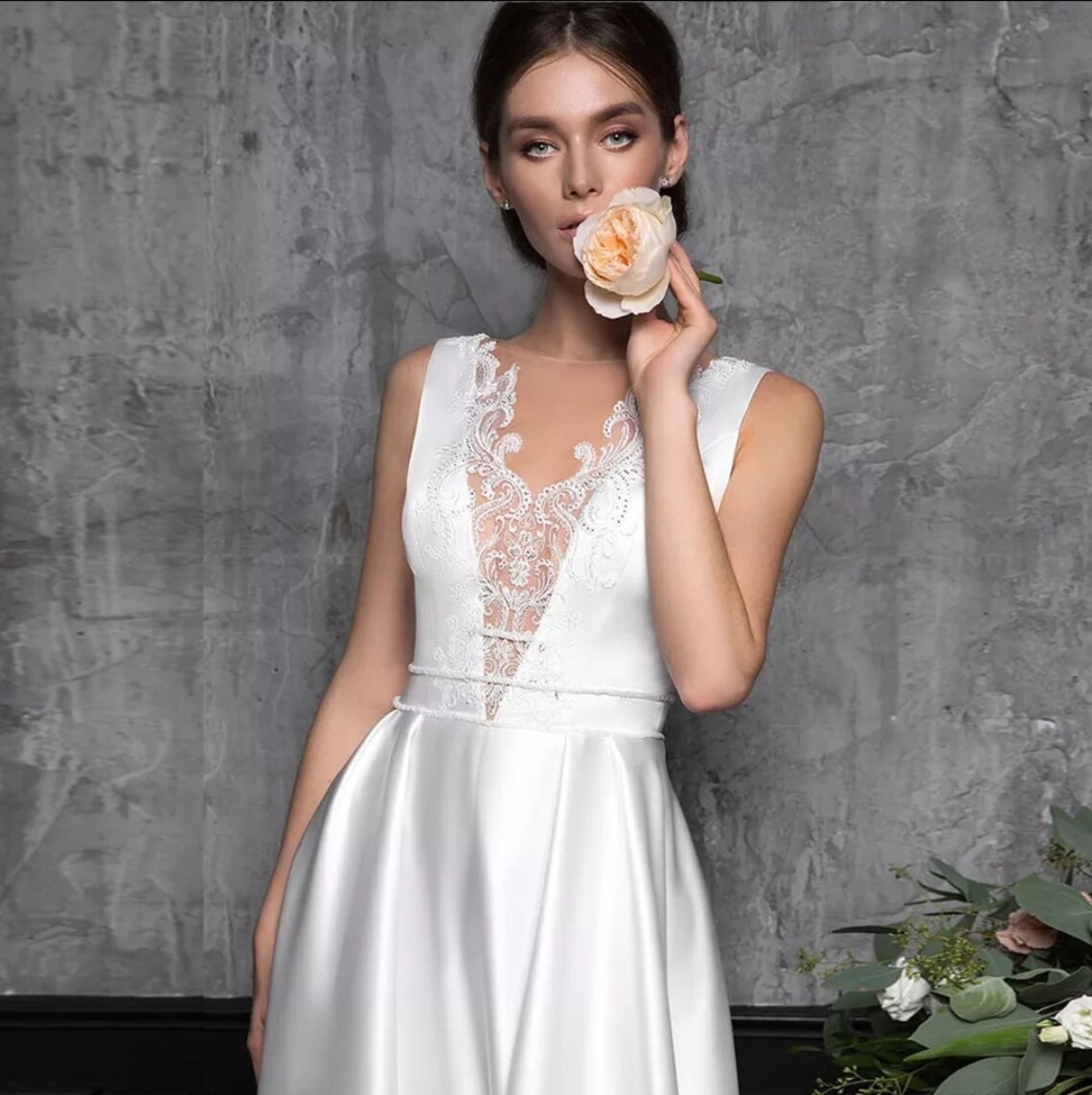 Arabic Sleeveless A Line Wedding Dresses Lace Appliques Formal Bridal Gowns Satin Sweep Train Brides Dress Custom Made YD