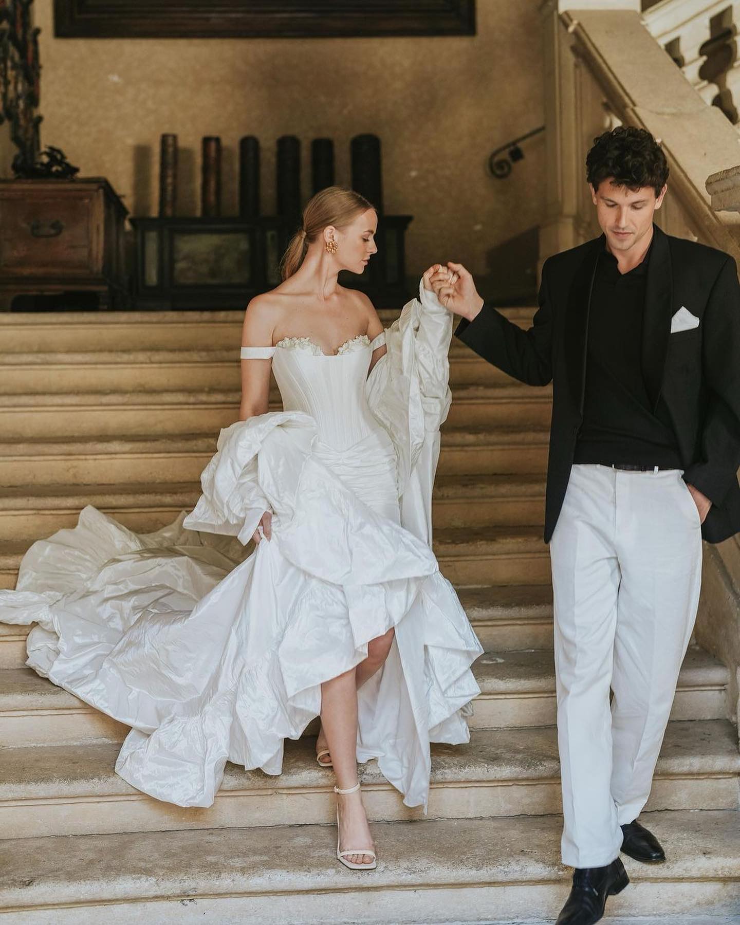 Vintage Ruffled Mermaid Off The Shoulder Wedding Dresses With Cape Pleated Bridal Gowns Sweep Train Taffeta Vestido De Novia