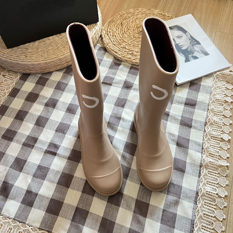 Designer Boots Fashion Rain Boots Thick Heel Long Boots Luxury Letter Round Toe Women Rubber Rain Boot Knee Long New Waterproof Slip X2410261