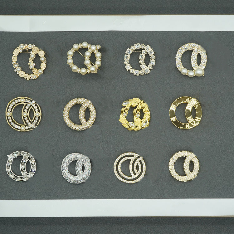 New Diamond Brooch Luxury Design Brooch Pins for Woman Man Wild Fashion Accessories Supply
