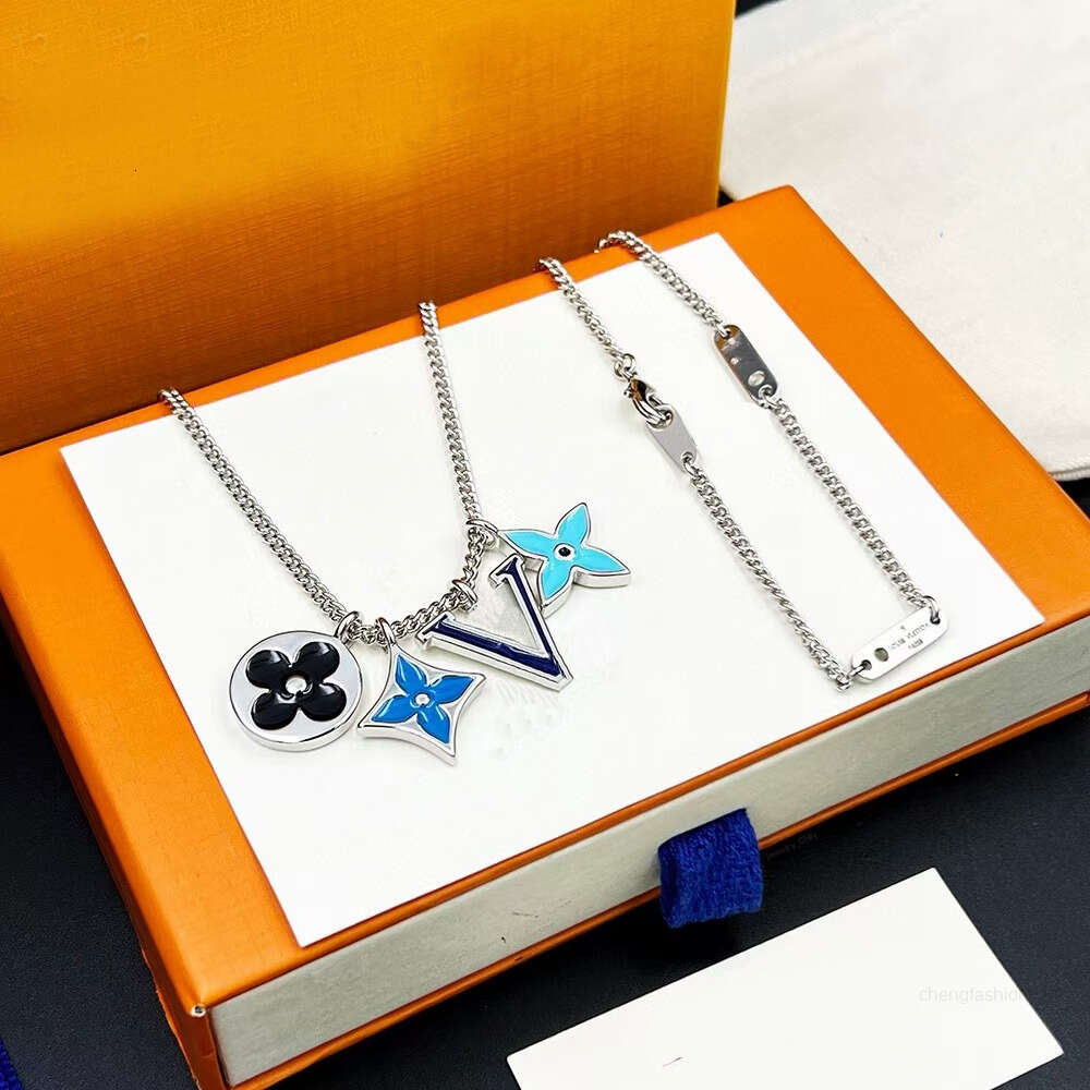 chains necklaces designer pendant necklace for women men gold pink plate small flower letter womens mens black chain luxury fine designer jewelry girl gift with box