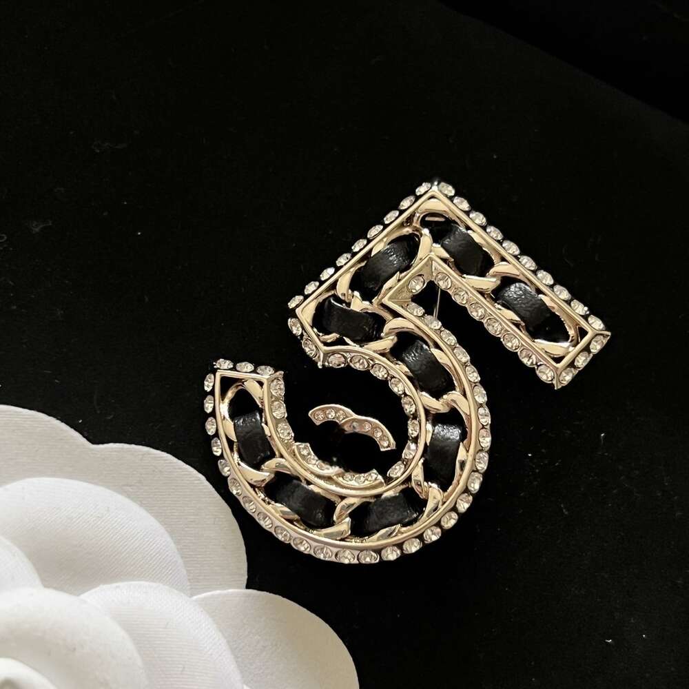 Designer Light Luxury Simple Small Fragrant Wind Leather 5-word Brooch Brooch Female High-grade Temperament Temperament Classic Fashion Accessories