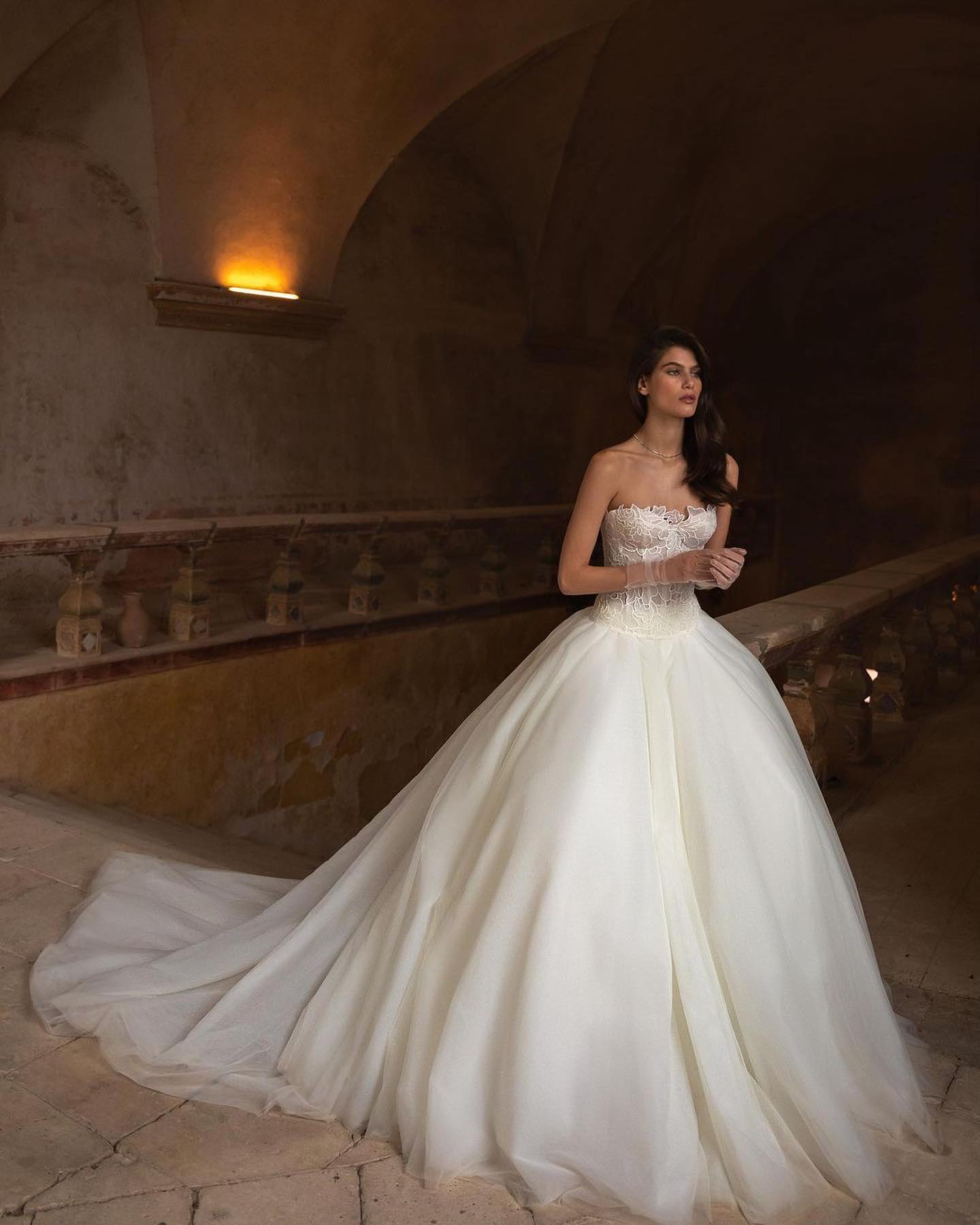 Fabulous Lace Wedding Dresses Strapless Necke Bridal Gowns Sleeveless A e Tulle Sweep Train Vestido De Novia
