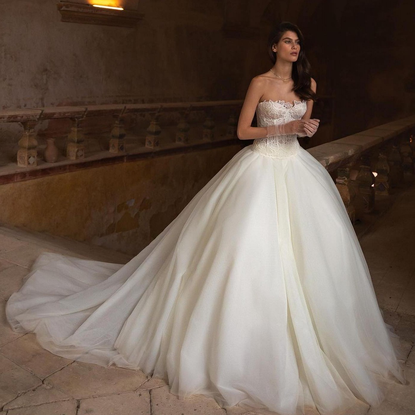 Fabulous Lace Wedding Dresses Strapless Necke Bridal Gowns Sleeveless A e Tulle Sweep Train Vestido De Novia