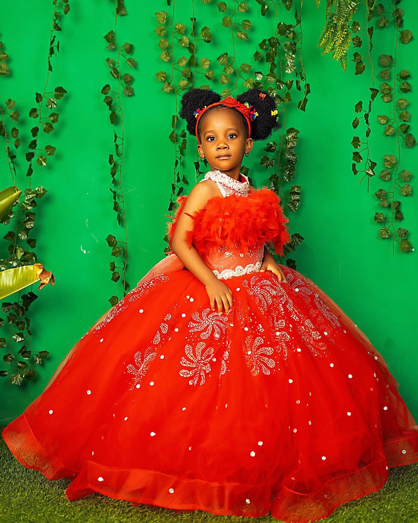 2023 Beaded Crystals Flower Girl Dresses Ball Gown Tulle Feathers Vintage Little Girl Christmas Peageant Birthday Christening Tutu Dress Gowns ZJ4239