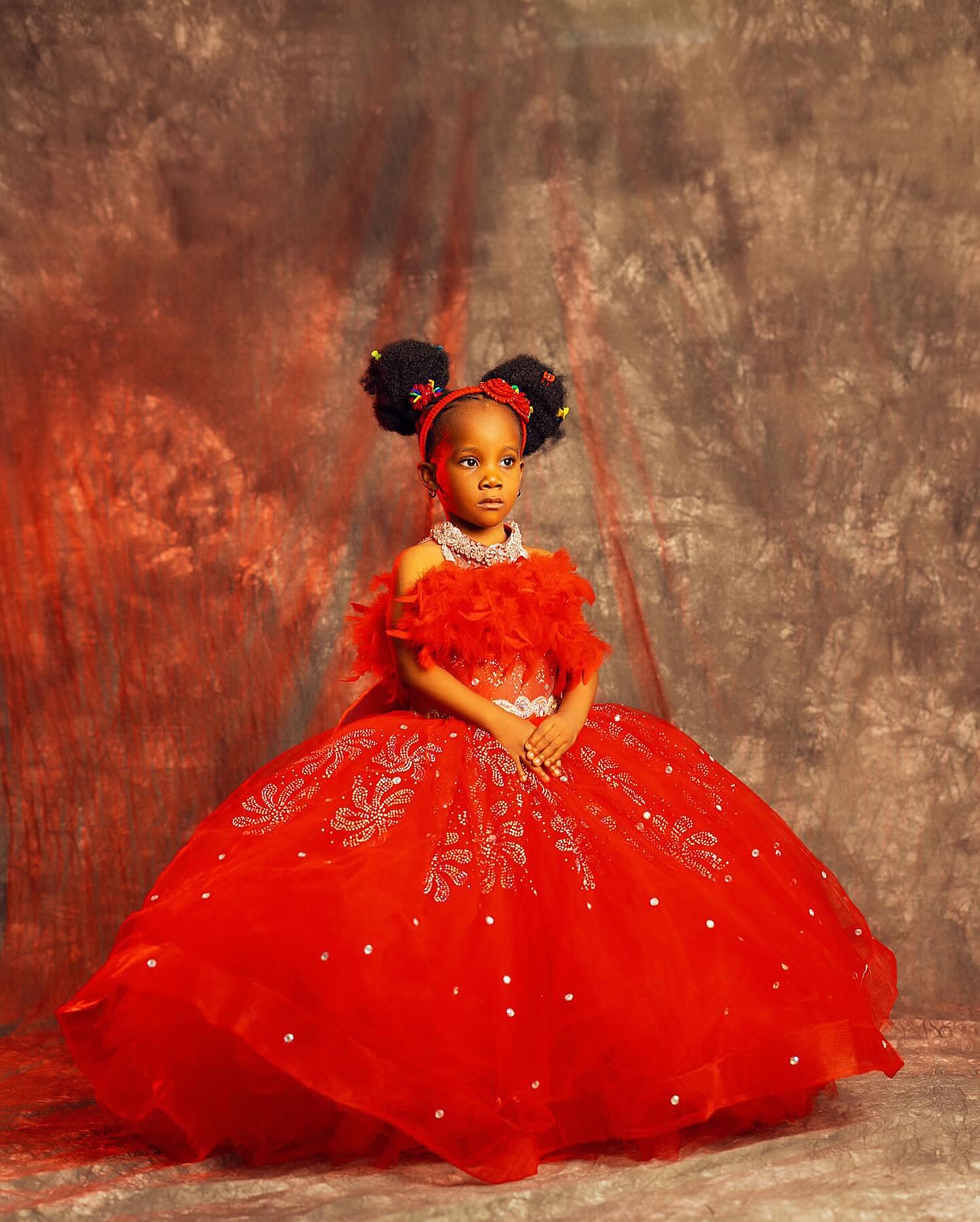 2023 Beaded Crystals Flower Girl Dresses Ball Gown Tulle Feathers Vintage Little Girl Christmas Peageant Birthday Christening Tutu Dress Gowns ZJ4239