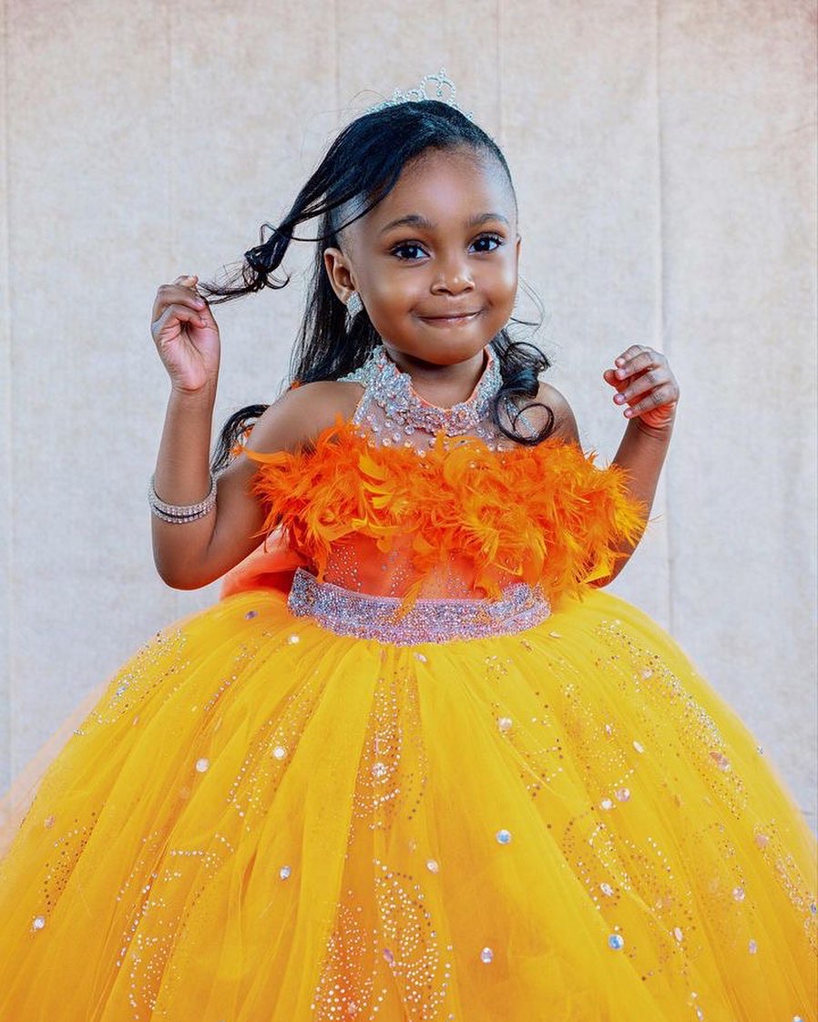 2023 Beaded Crystals Flower Girl Dresses Ball Gown Tulle Feathers Vintage Little Girl Christmas Peageant Birthday Christening Tutu Dress Gowns ZJ4239