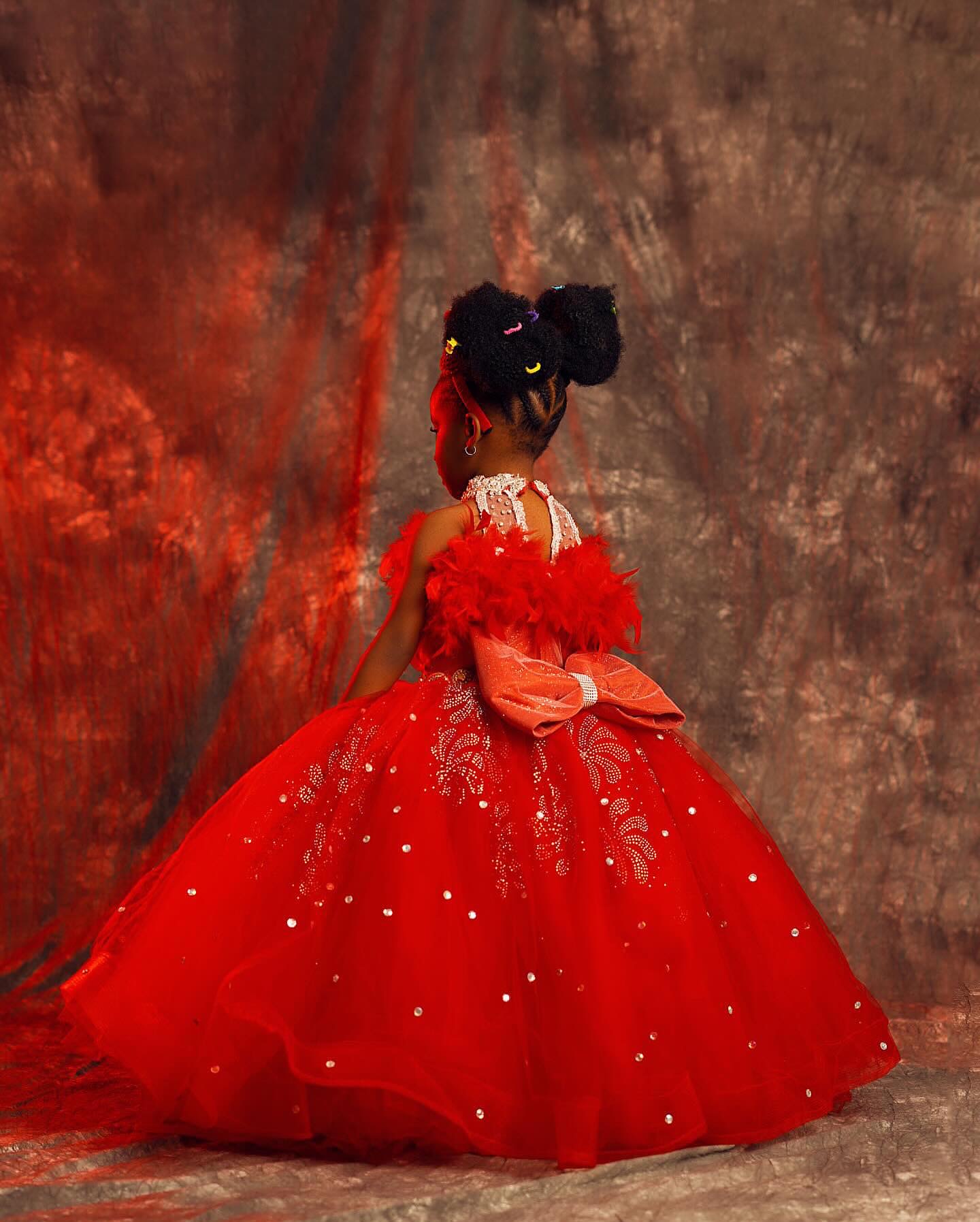 2023 Beaded Crystals Flower Girl Dresses Ball Gown Tulle Feathers Vintage Little Girl Christmas Peageant Birthday Christening Tutu Dress Gowns ZJ4239