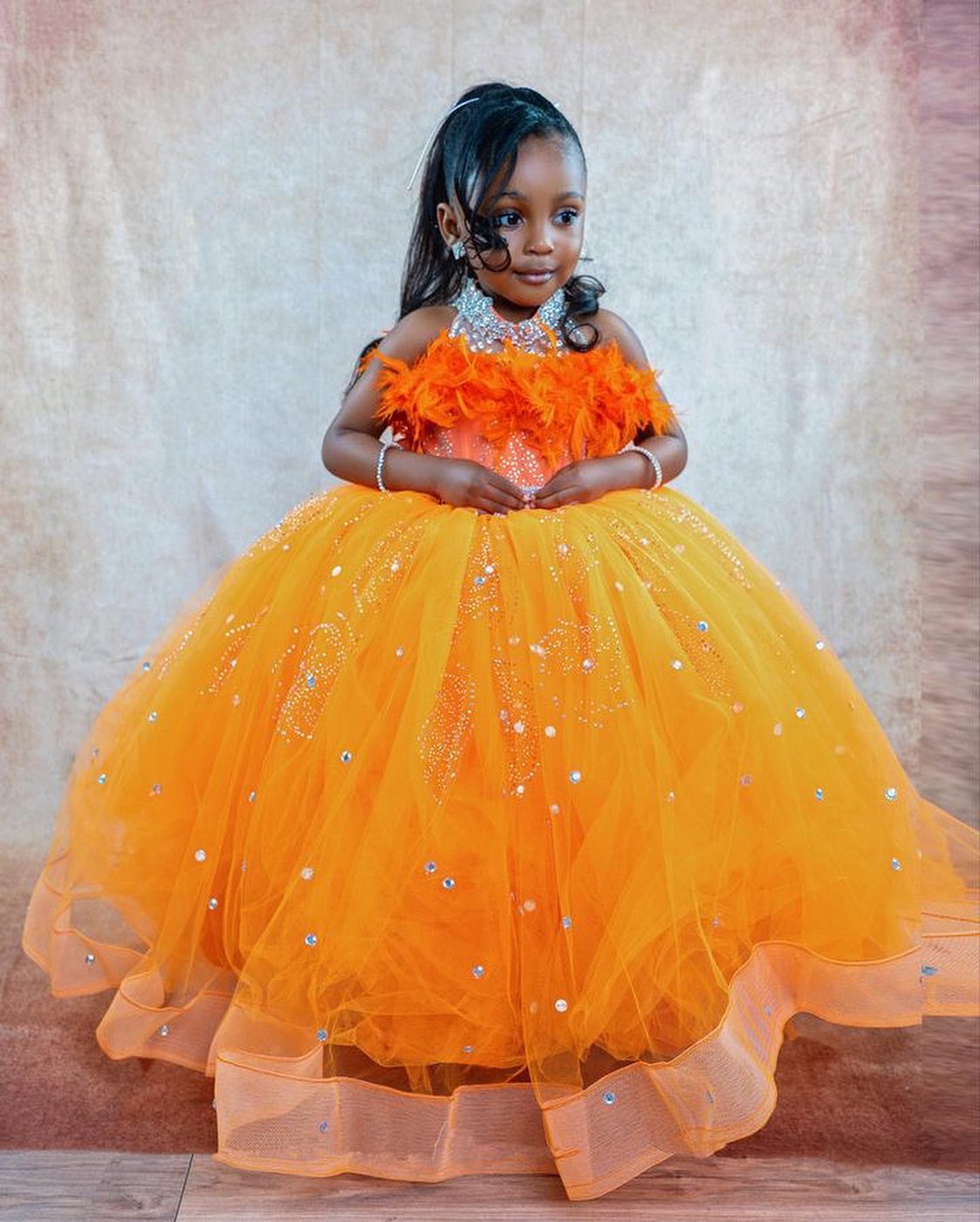 2023 Beaded Crystals Flower Girl Dresses Ball Gown Tulle Feathers Vintage Little Girl Christmas Peageant Birthday Christening Tutu Dress Gowns ZJ4239