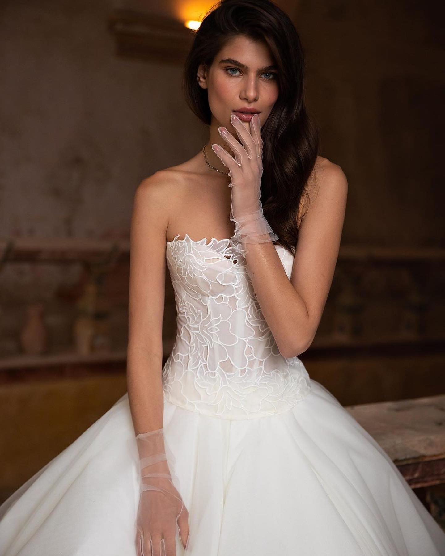 Fabulous Lace Wedding Dresses Strapless Necke Bridal Gowns Sleeveless A e Tulle Sweep Train Vestido De Novia