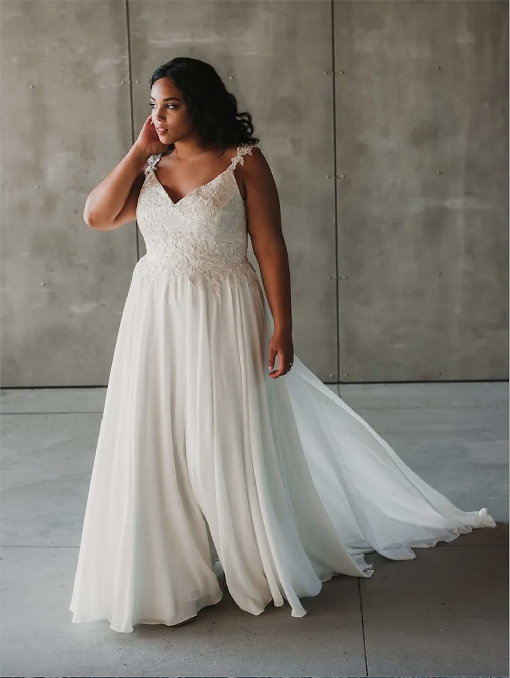 Chic Plus Size Dresses Straps A Line Lace Appliques Beads Sweep Train Chiffon Country Wedding Dress Button Back Beach Bridal Gowns 0431