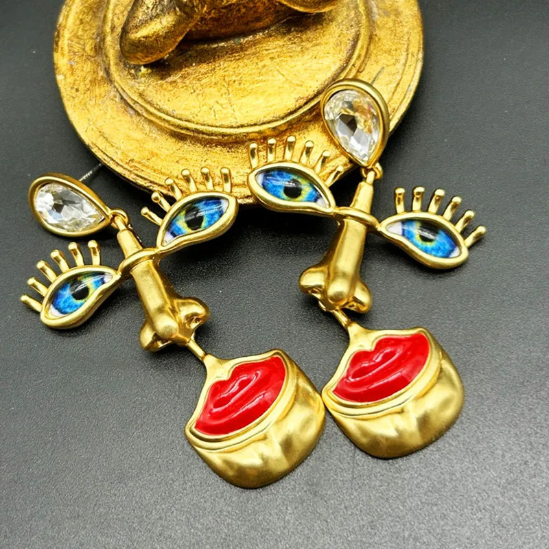 Dangle Chandelier Exaggerate Red Lips Nose Eye Stud Earring Devil's Eye Long Tassels for Women Jewelry European Court Style Vintage 231208