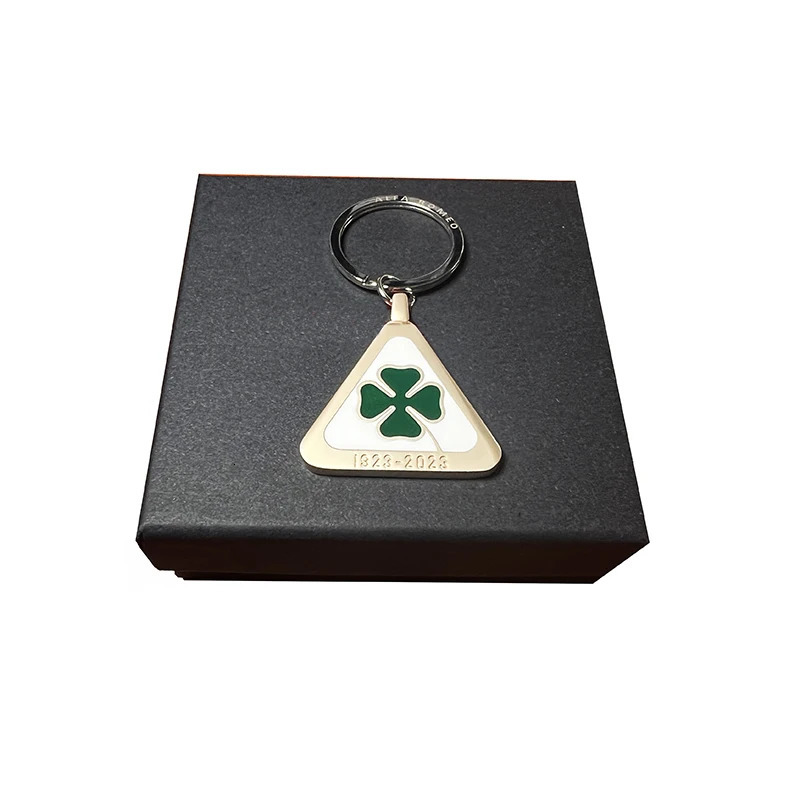 Key Rings Alfa Romeo anniversary four-leaf clover key chain Tonale stelvio giulia car key chain ring decoration 231208
