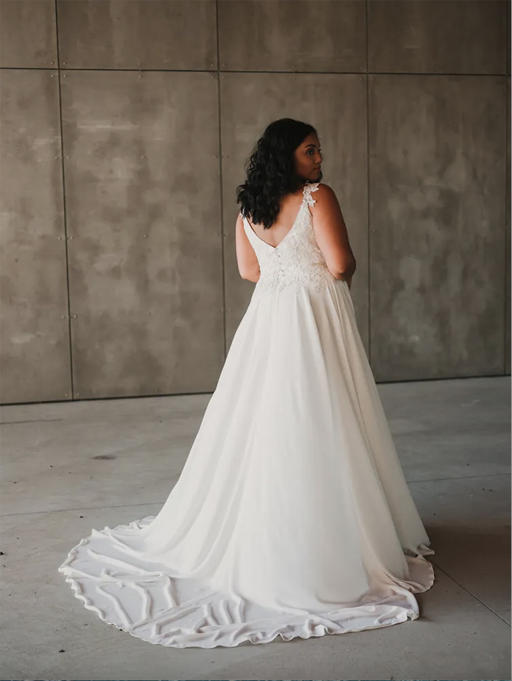 Chic Plus Size Dresses Straps A Line Lace Appliques Beads Sweep Train Chiffon Country Wedding Dress Button Back Beach Bridal Gowns 0431