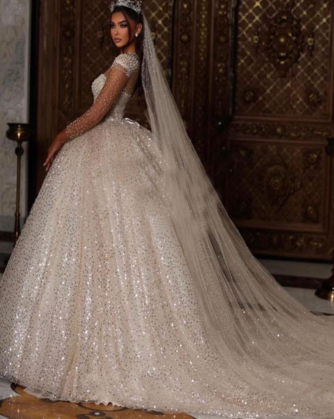 2024 Classic Sequins African Wedding Dress O-Neck Pearls Beads Long Illusion Sleeves Chapel Train Elegant Bridal Gowns Custom Made Vestidos De Novia