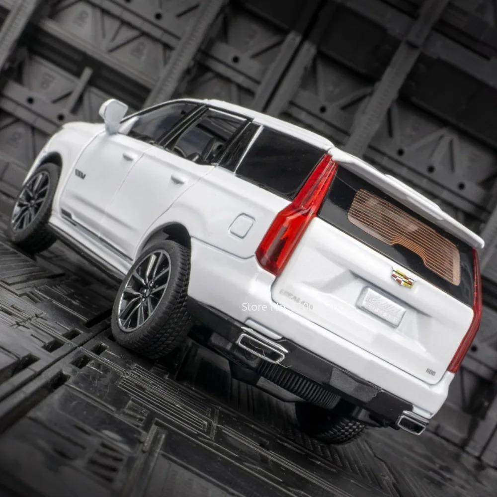 Diecast Model 1 32 Scale Escalade 600 Alloy Car Toy Model Metal Diecasts Off-Road Vehicles with Sound Light SUV Car Toys for Children Gifts 231208