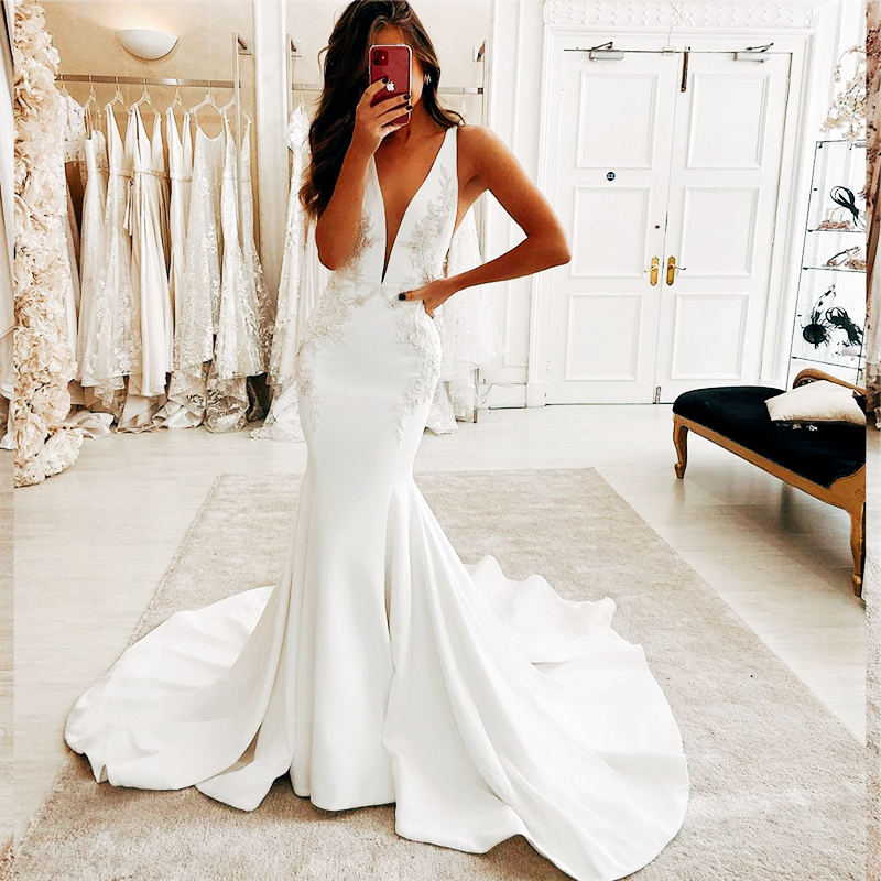 Sexy Backless Mermaid Wedding Dresses Court Train Lace Appliques Deep V-Neck Sleeveless Summer Long Satin Bridal Gowns Lace Appliques Charming Boho Br